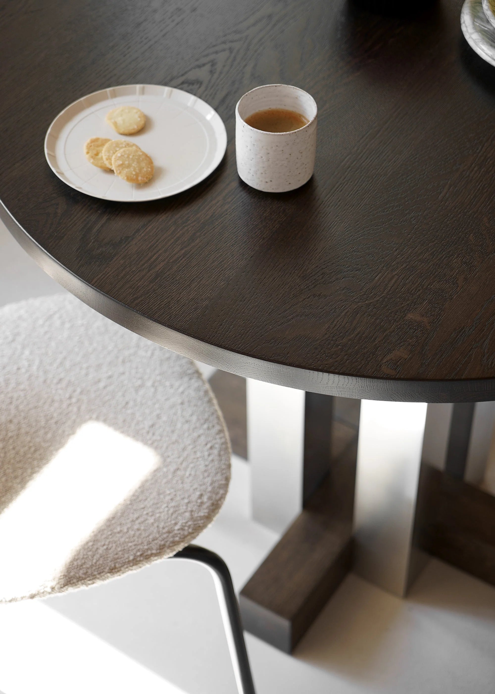 CRUZ round table in aluminum with oak wood