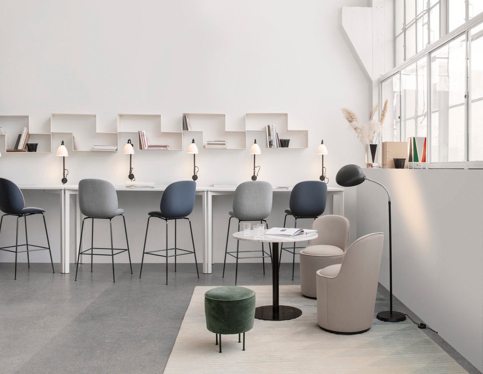 Puf MODERN LINE gepolstert mit schwarzem Fuß