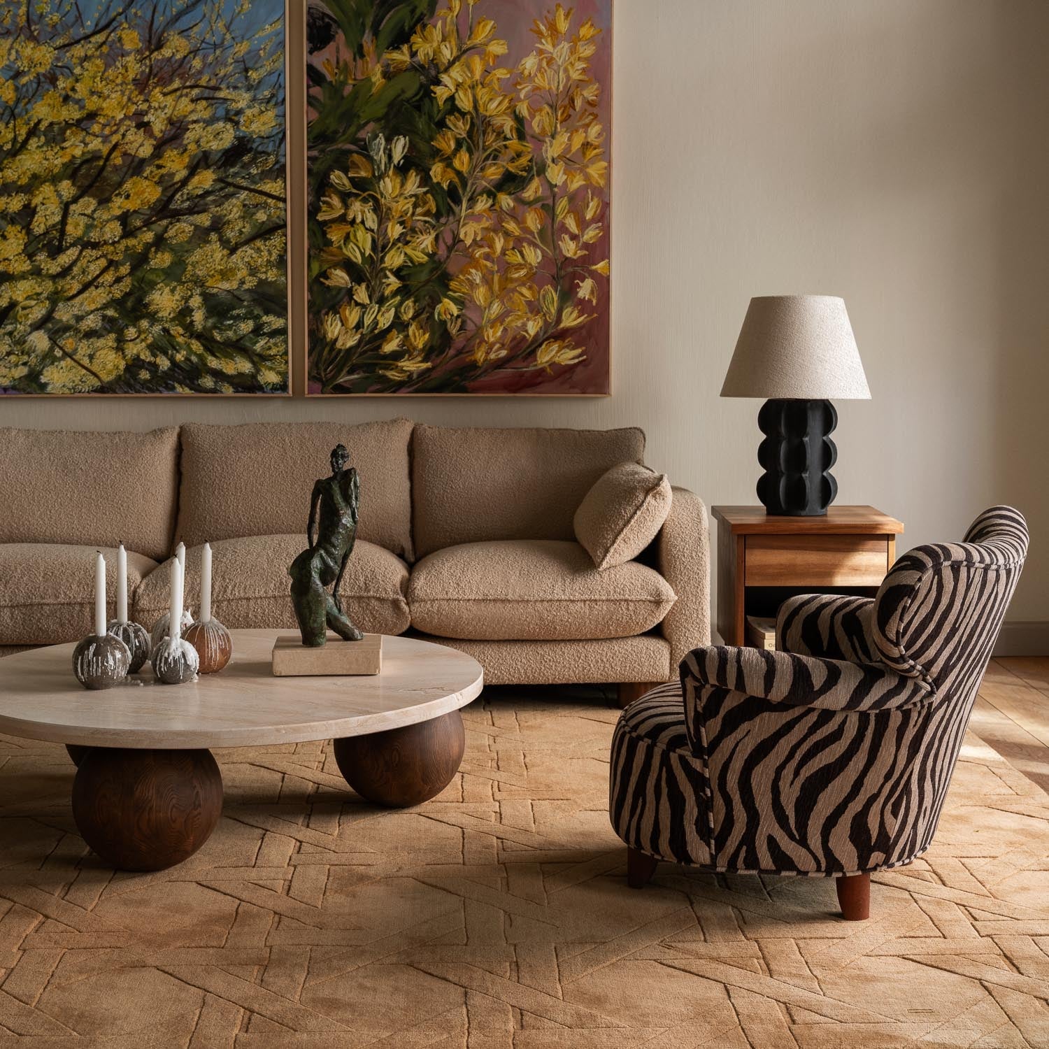 Runder Couchtisch SPHERE aus Travertin mit einer Basis aus Esche