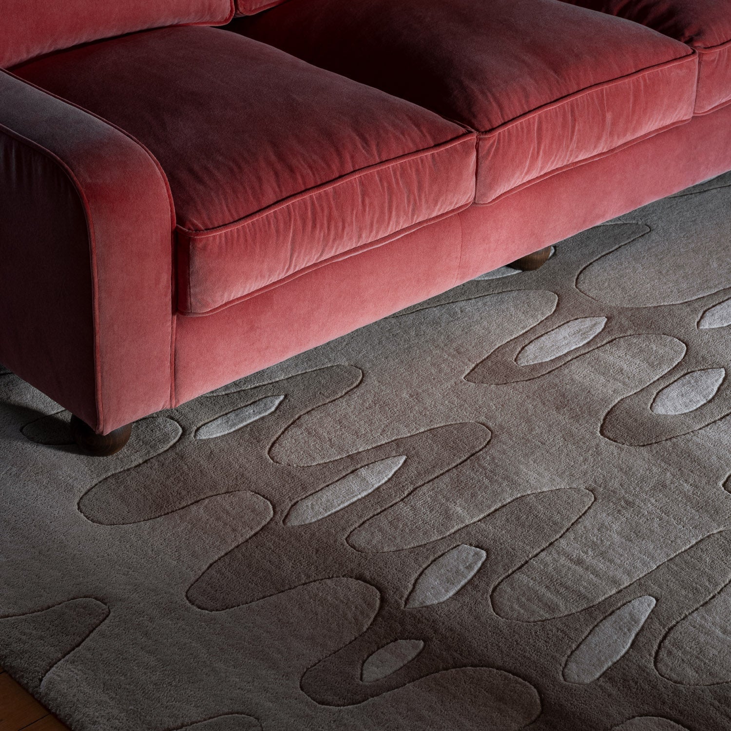 Wellenförmiger Teppich in Beige
