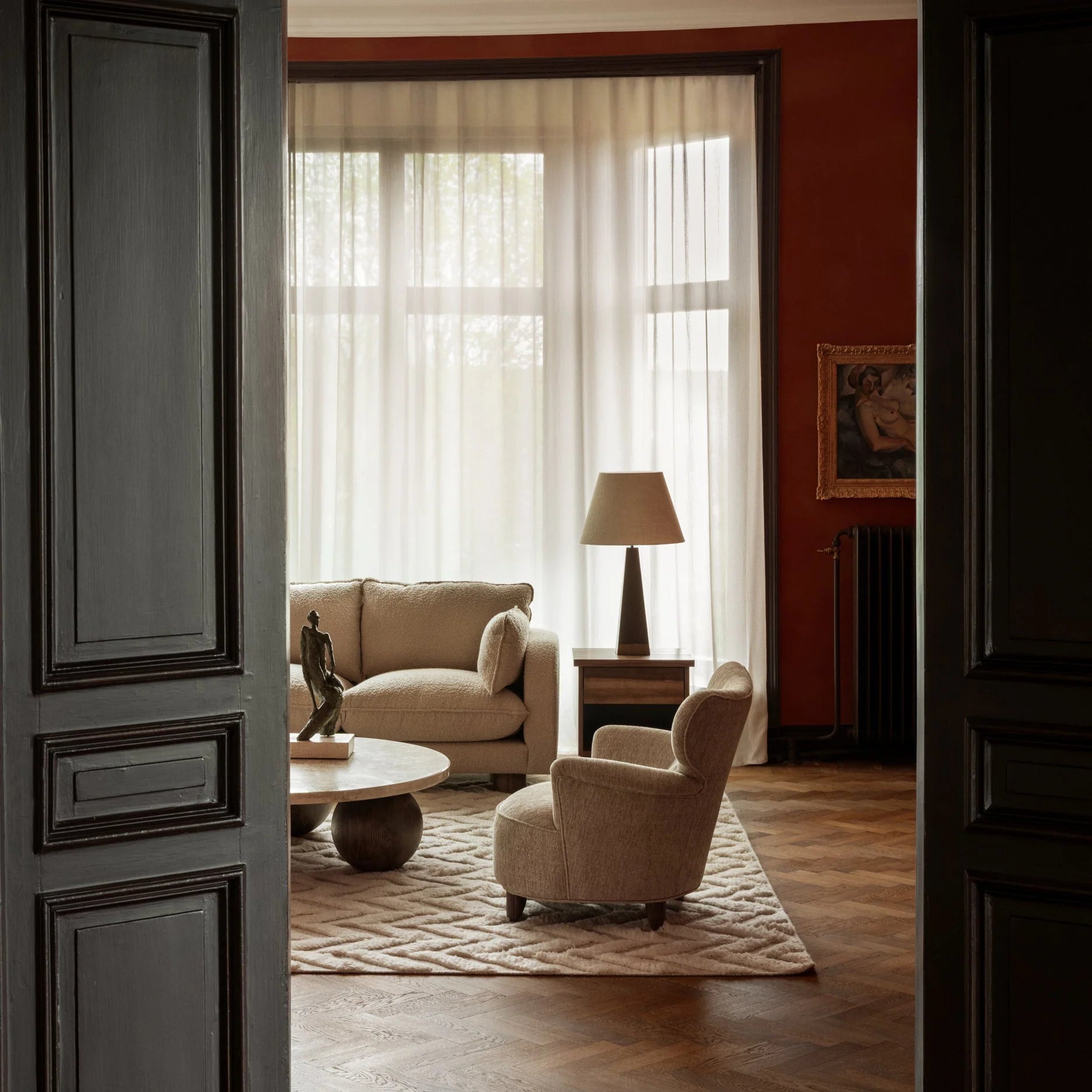 Runder Couchtisch SPHERE aus Travertin mit einer Basis aus Esche