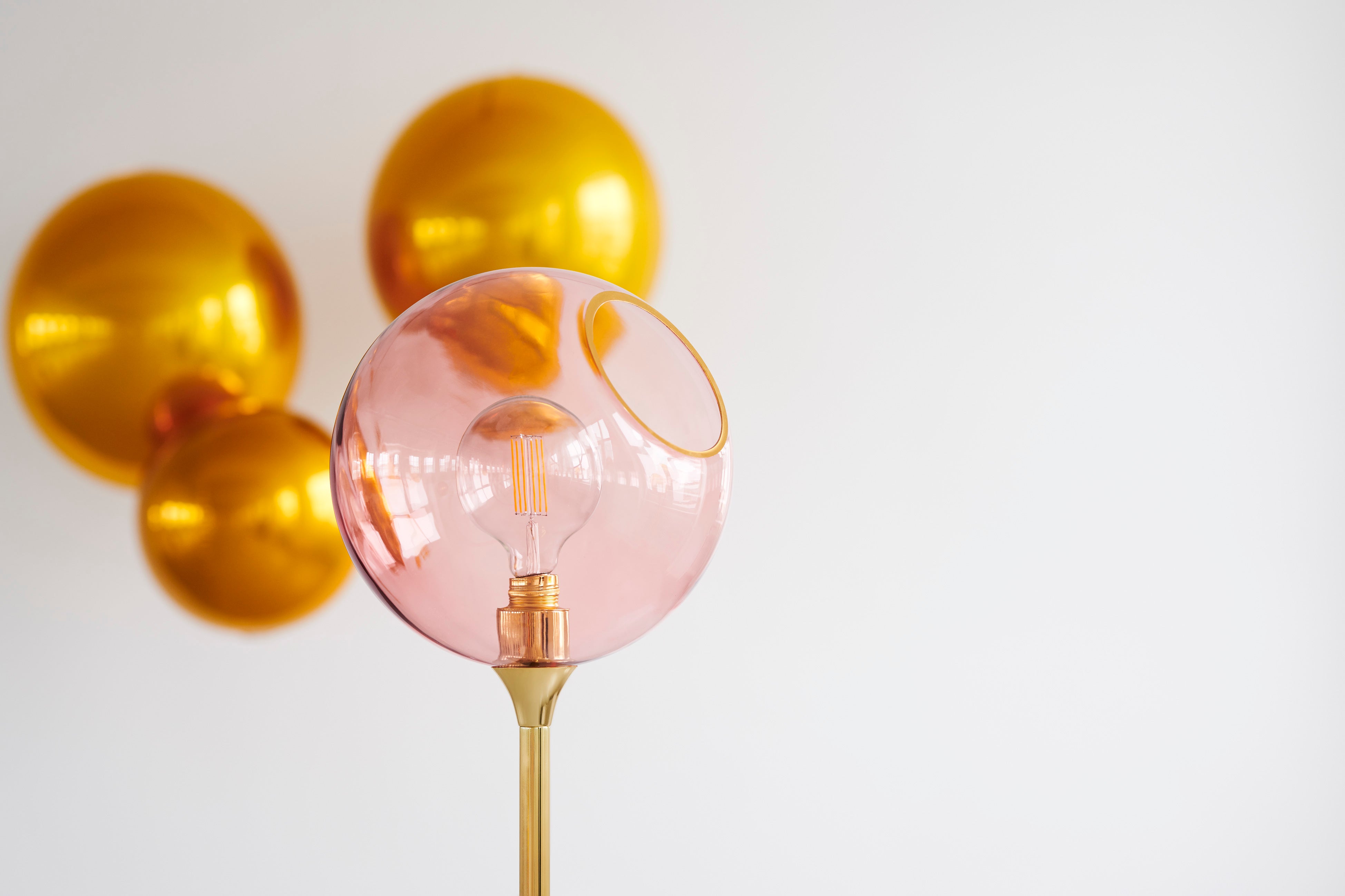 Stehlampe BALLROOM rosa mit goldenem Fuß [Amelia]