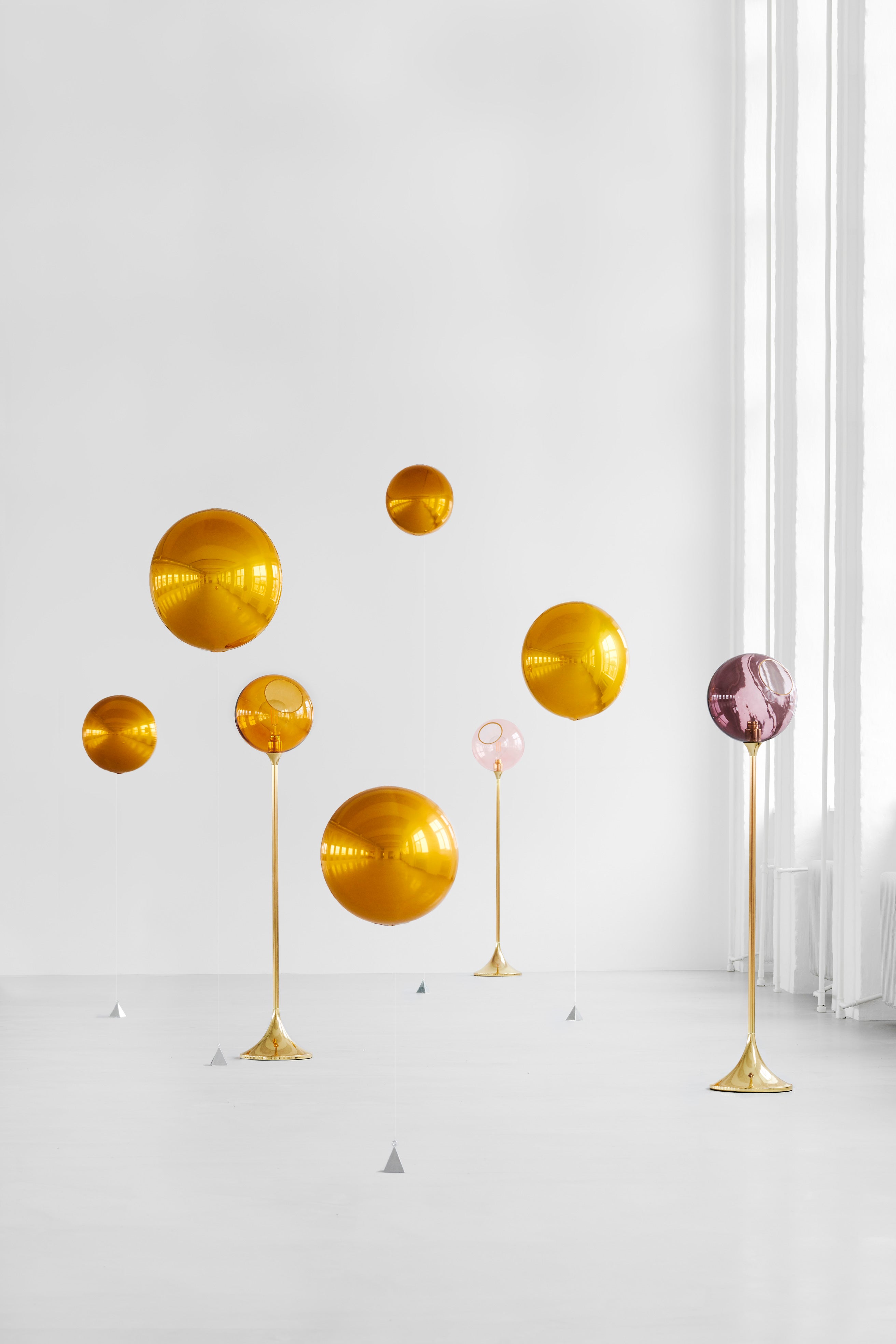 Stehlampe BALLROOM bernsteinfarben mit goldenem Fuß [Amelia]