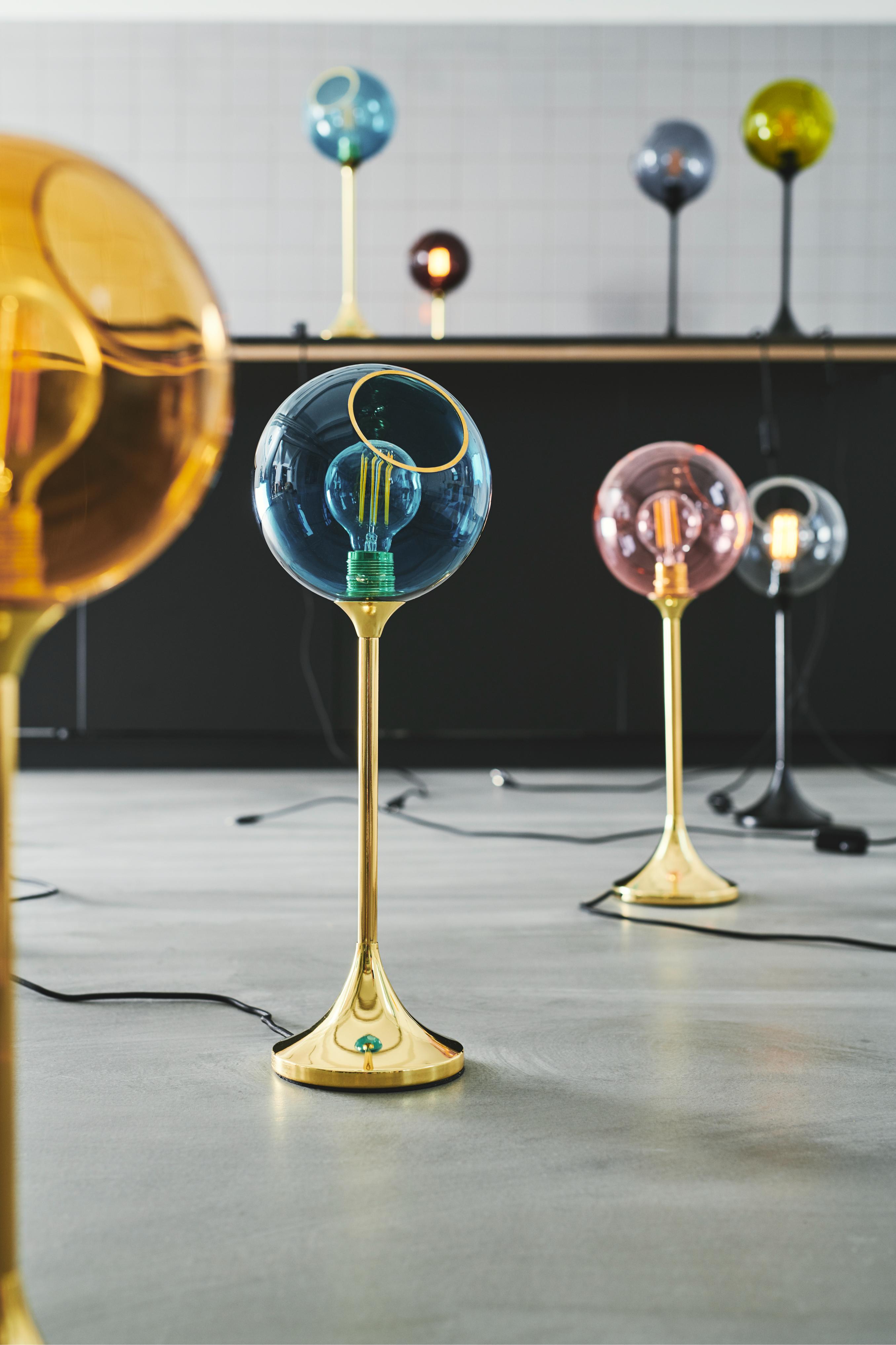 Tischlampe BALLROOM blau mit goldenem Fuß