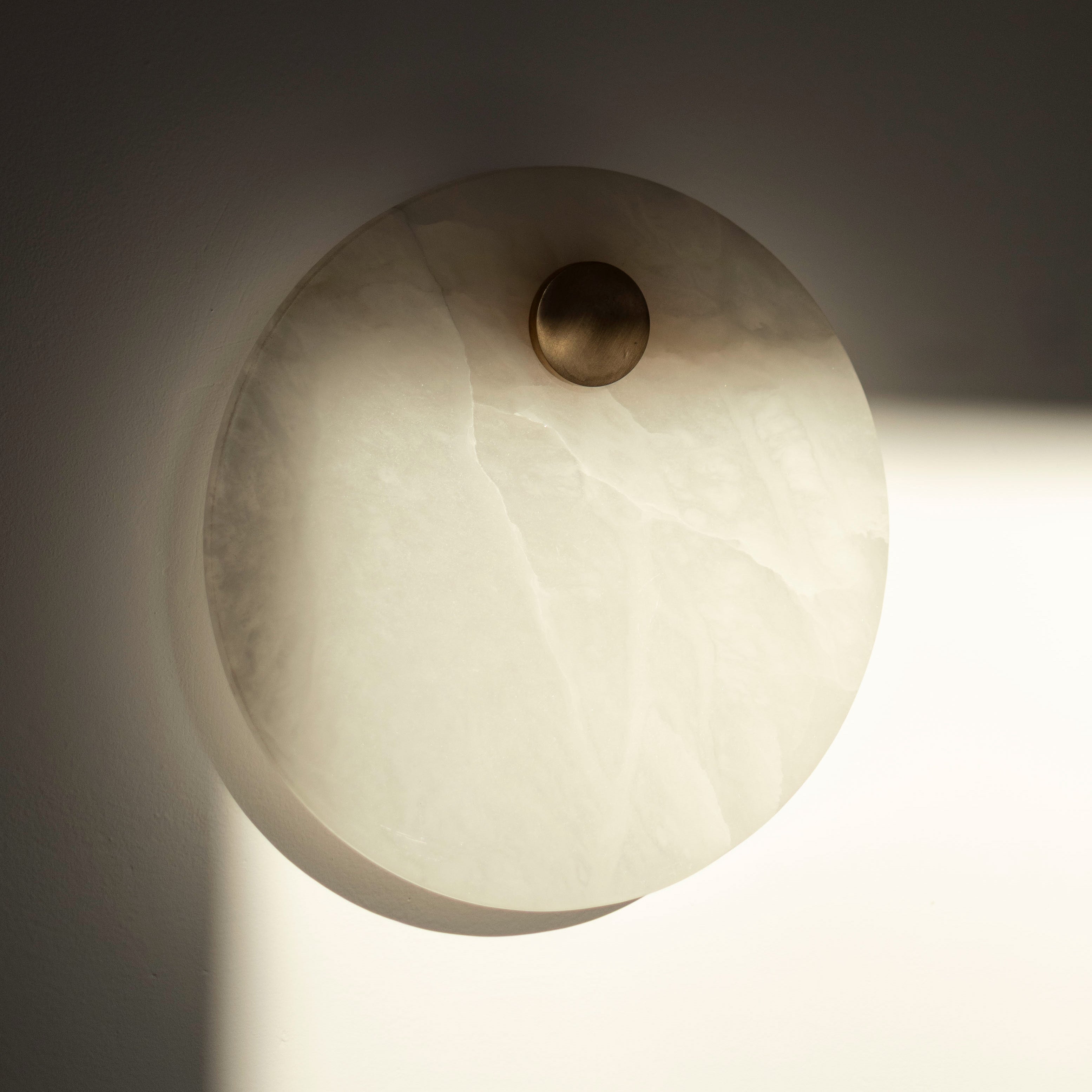 Alabaster wall lamp EOS brass [Julia]