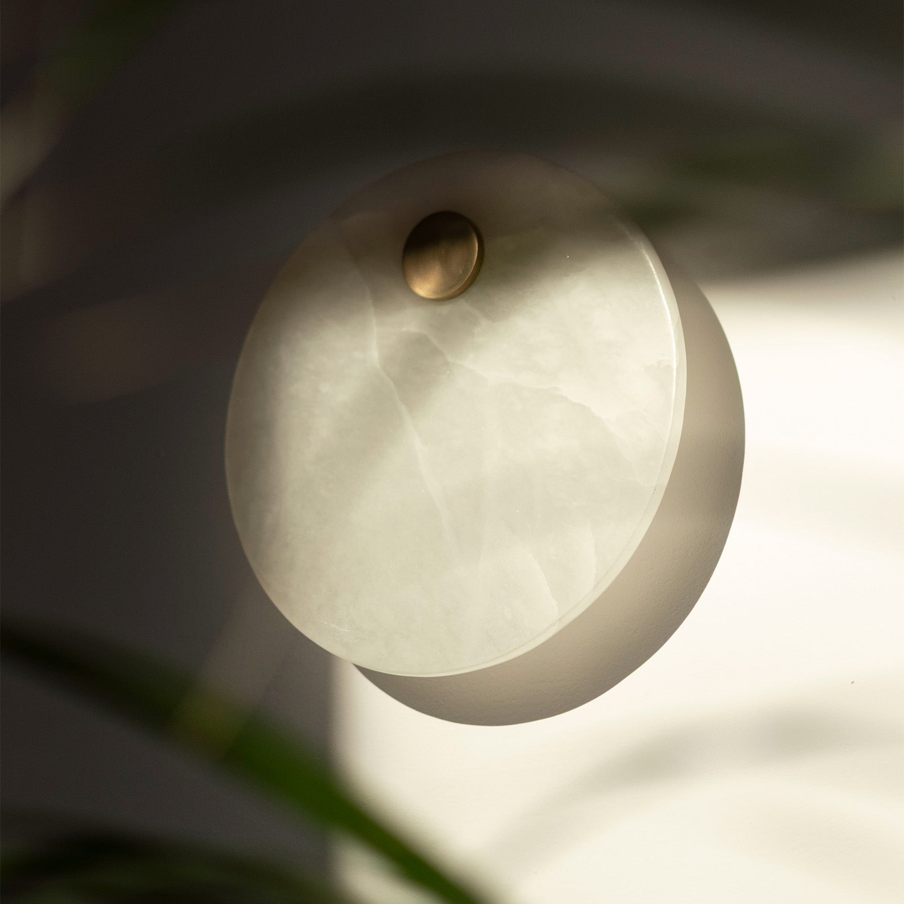 Alabaster wall lamp EOS brass [Julia]