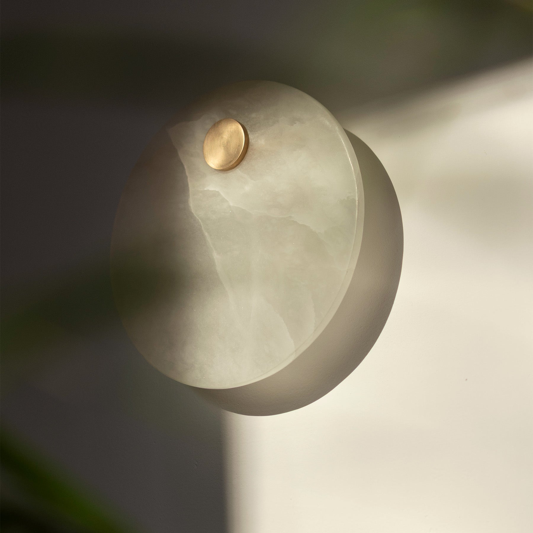Alabaster wall lamp EOS brass [Julia]