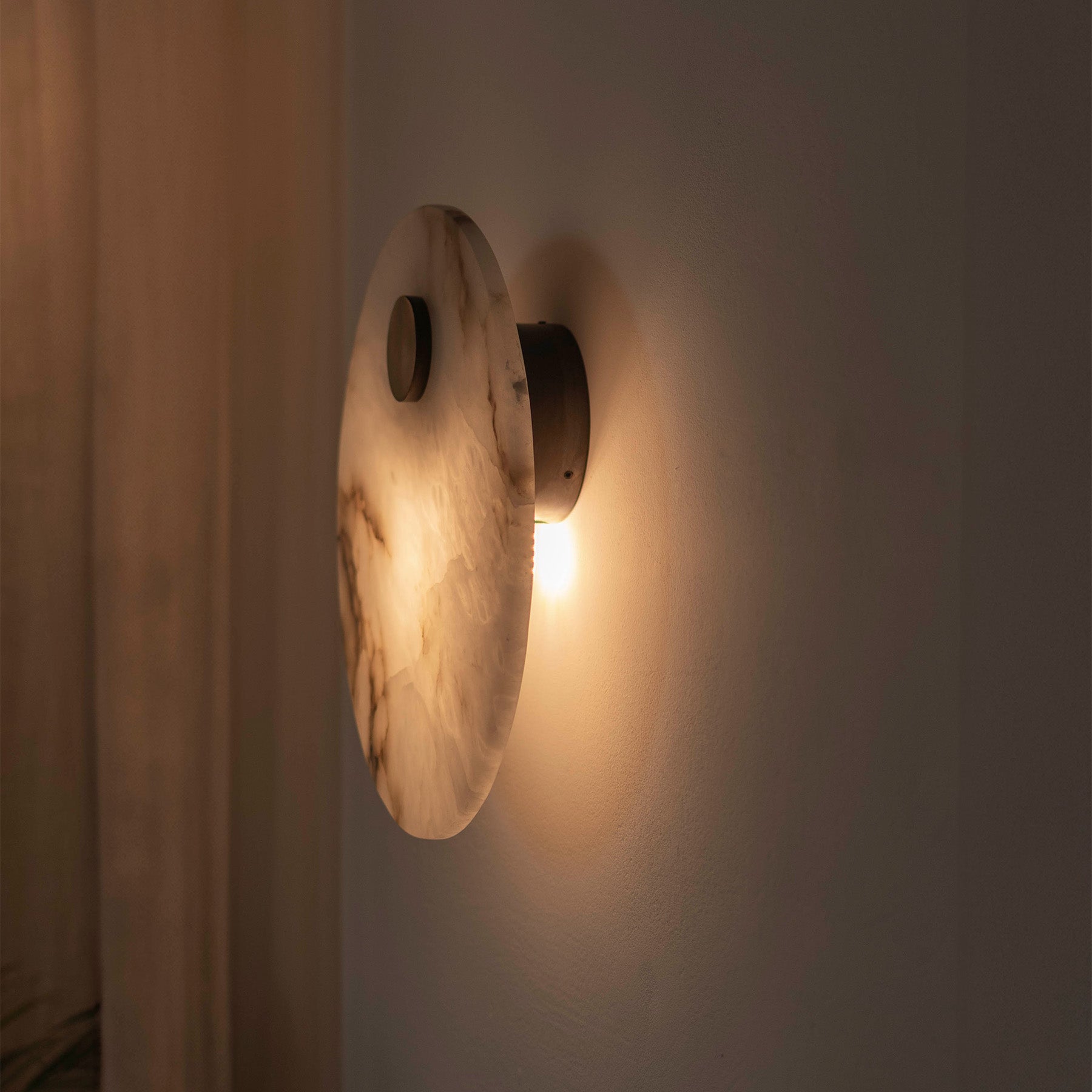 Alabaster wall lamp EOS brass [Julia]