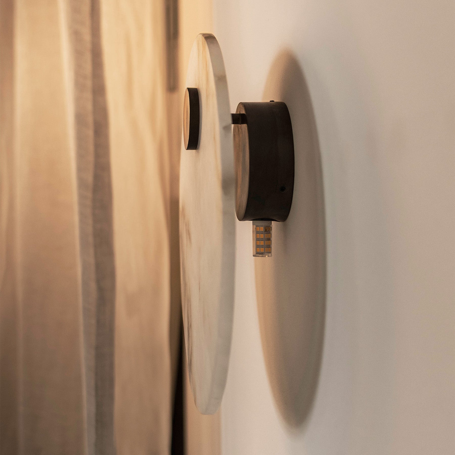 Alabaster wall lamp EOS brass [Julia]