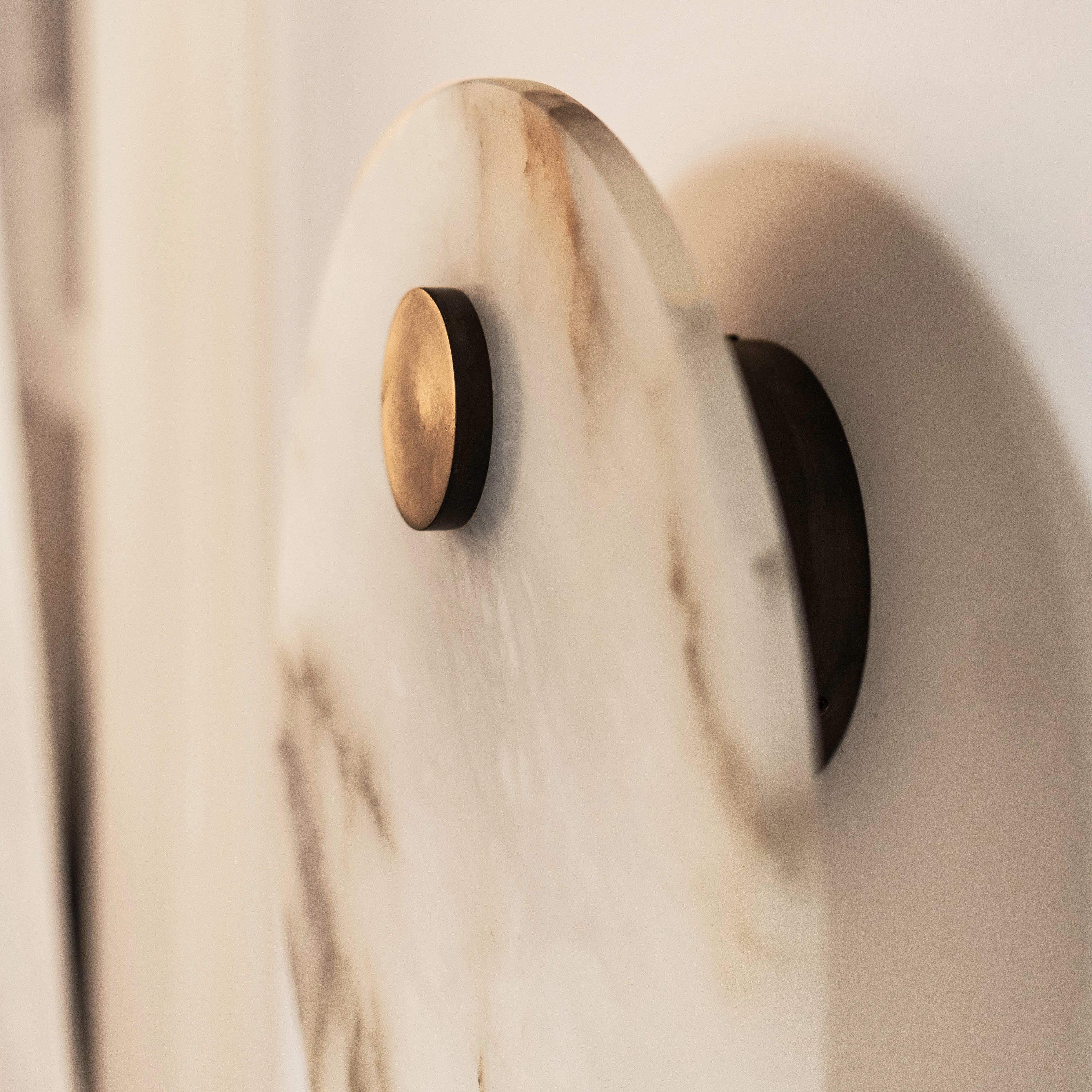 Alabaster wall lamp EOS brass [Julia]