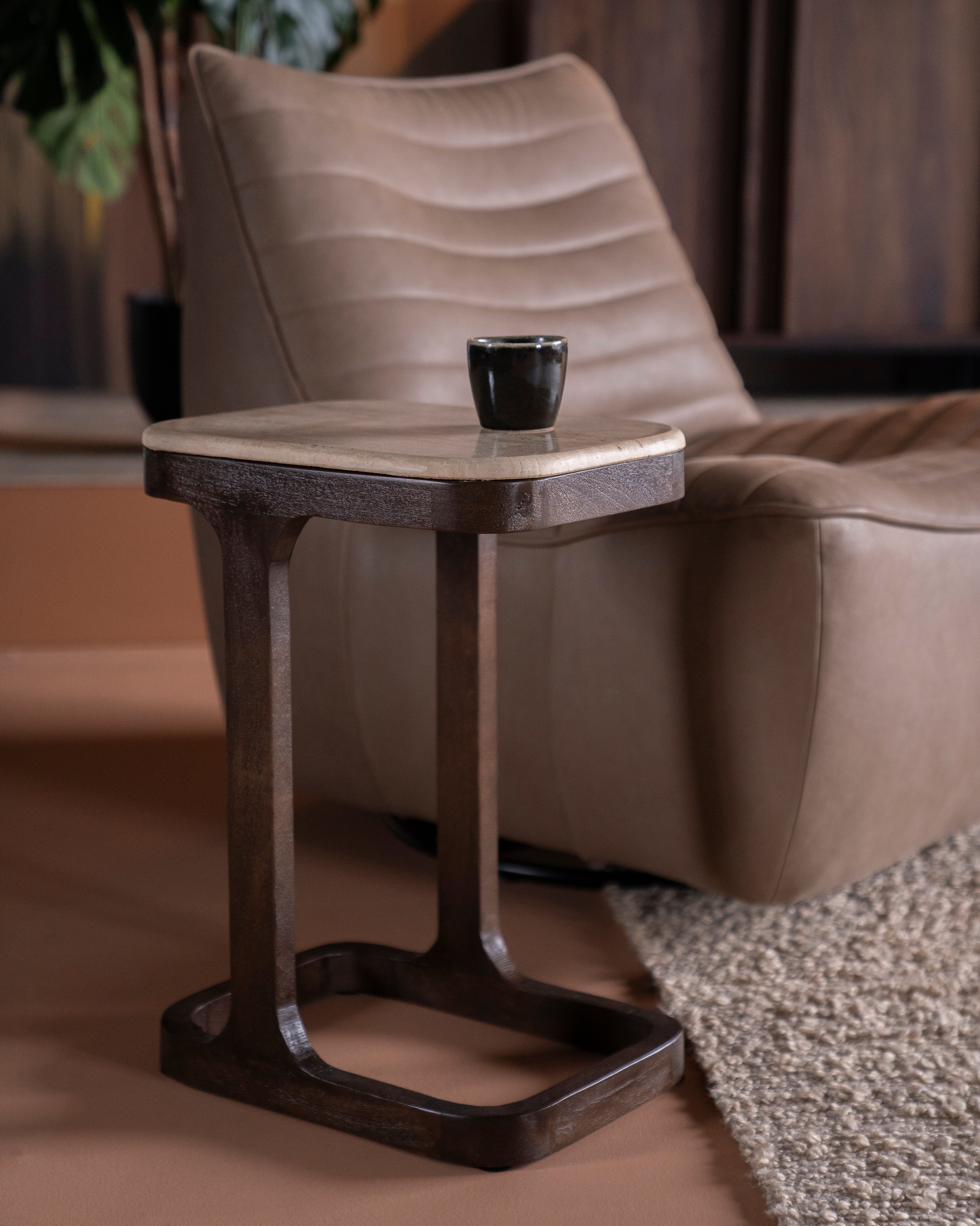 TYLER side table made of mango wood with a travertine top