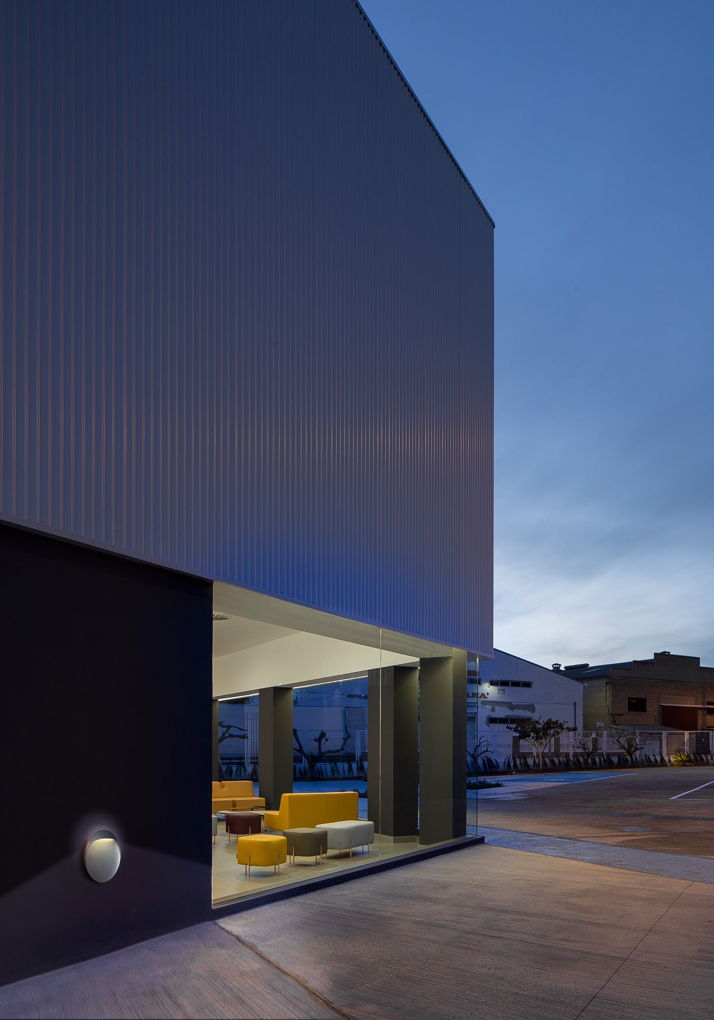 FLINDT aluminum wall lamp