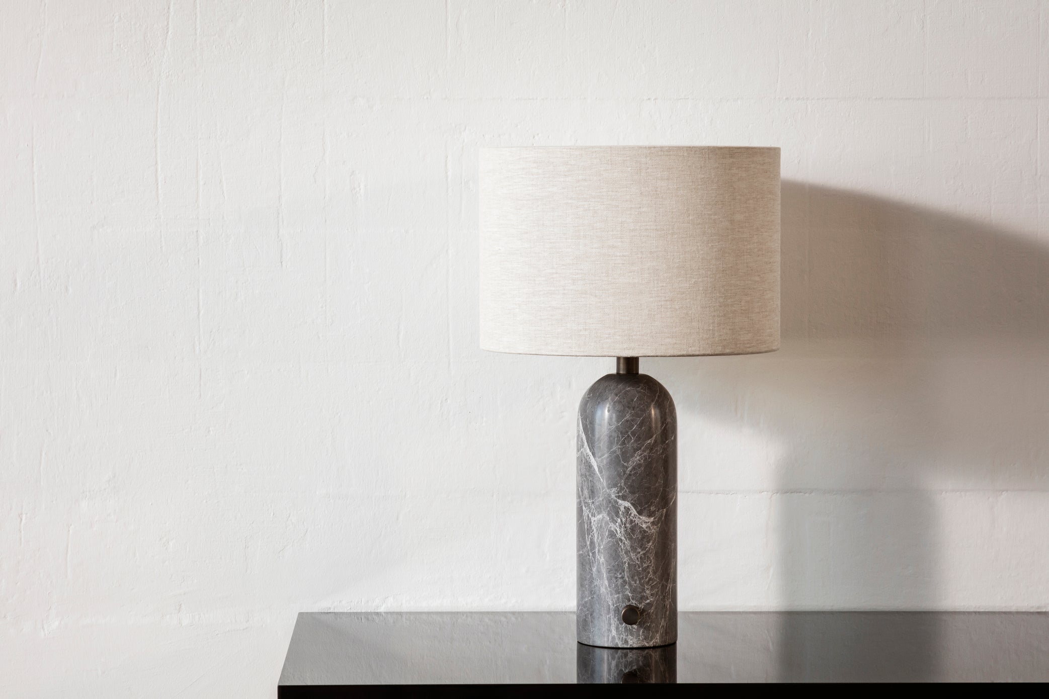 GRAVITY black table lamp