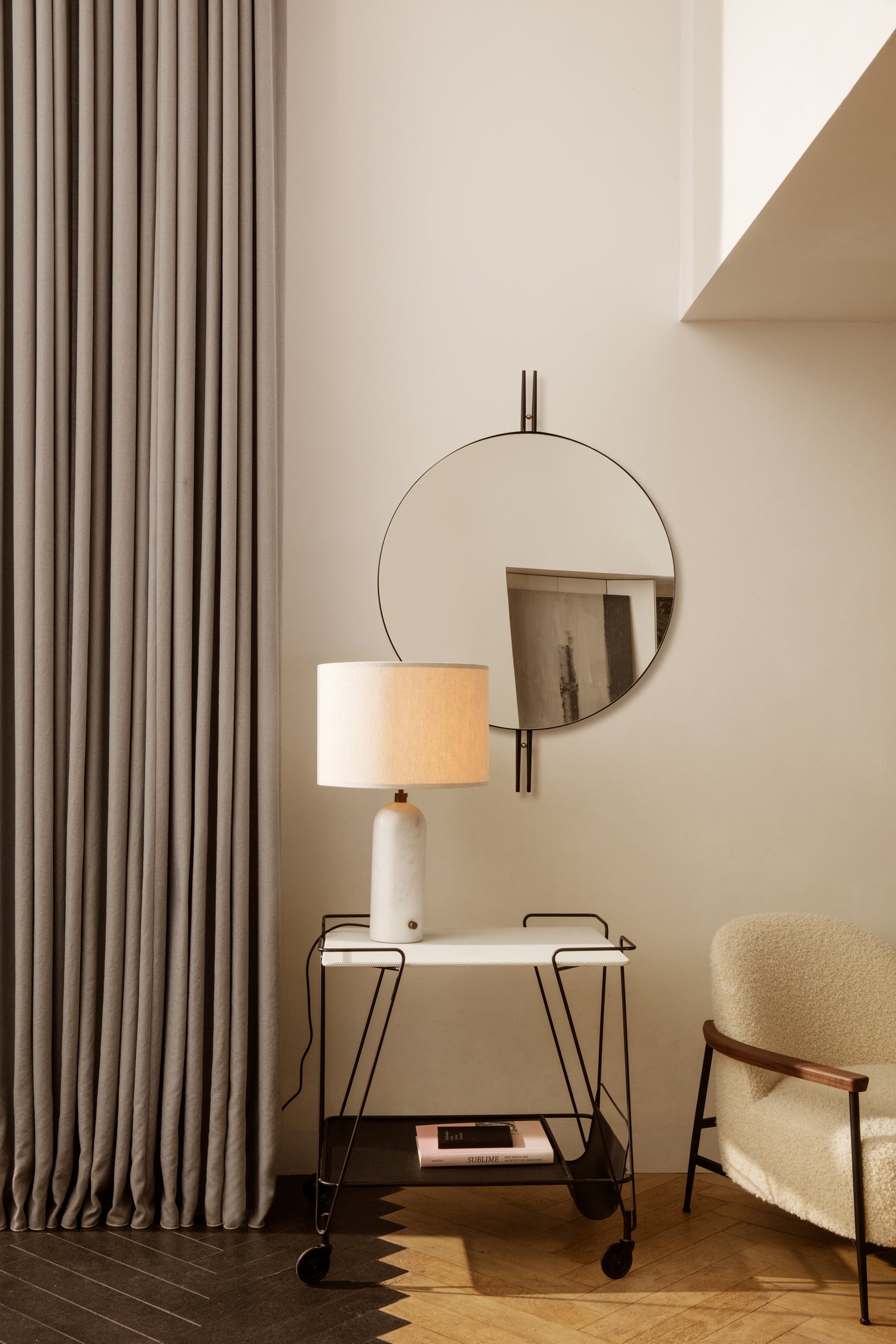 GRAVITY black table lamp