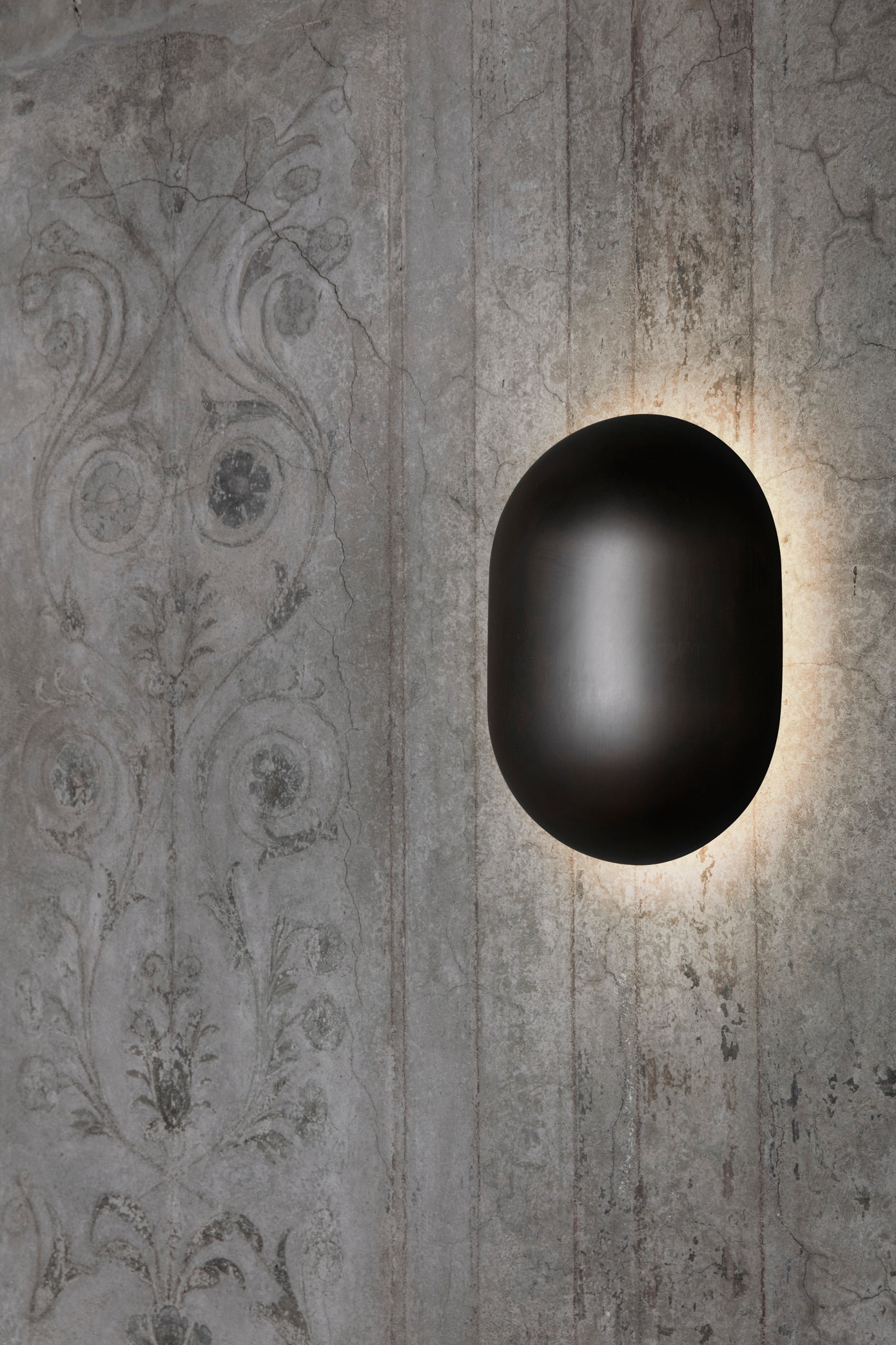 HOWARD black wall lamp