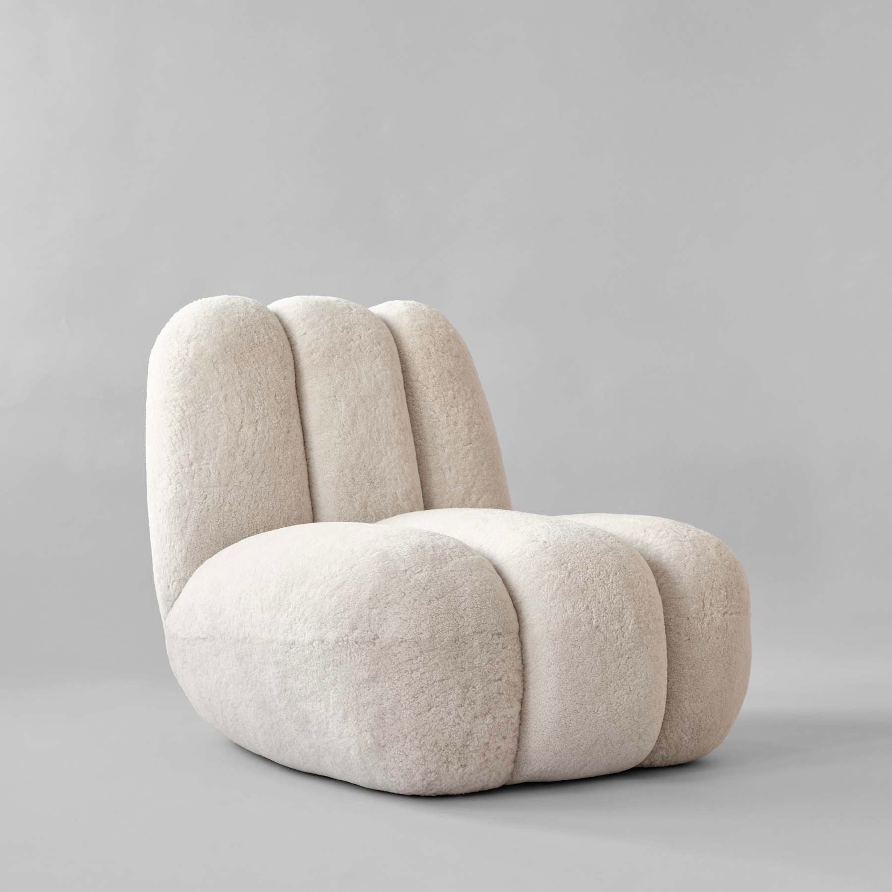 Sessel TOE aus cremefarbenem Stoff mit Schaffell