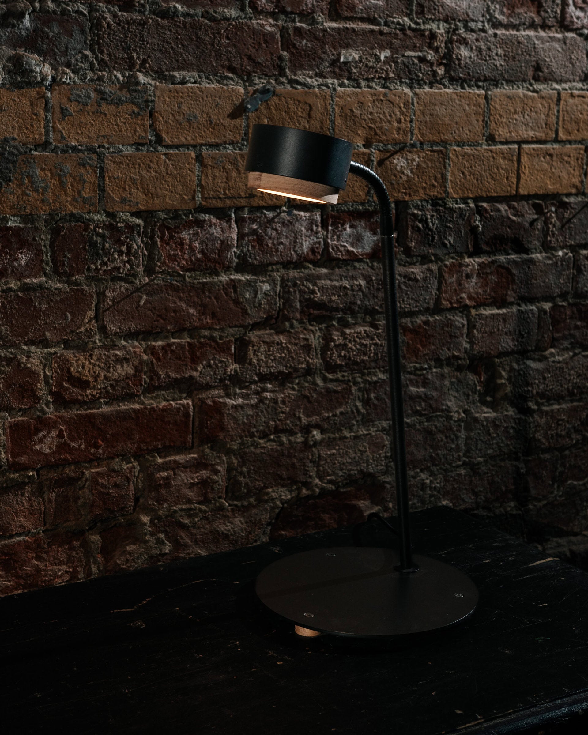 Lampa stołowa JUBI czarny z drewnem orzechowym