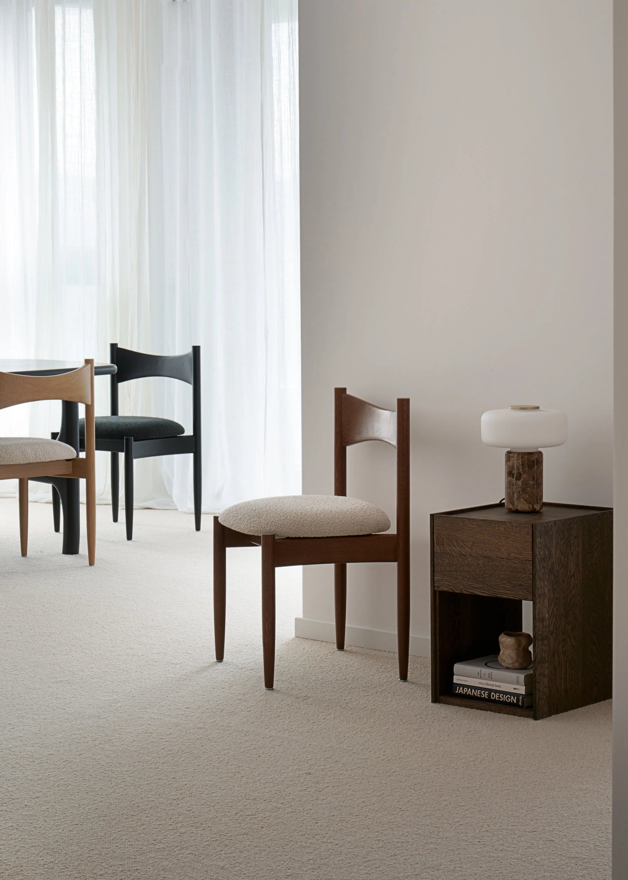 Stuhl KEMI beige mit dunklem Eichenholz