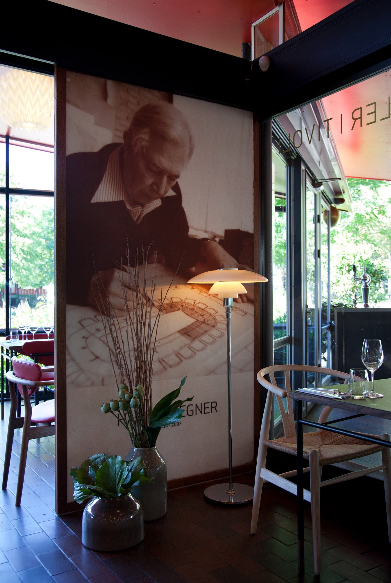 Stehlampe PH 4½-3½ weiß mit verchromtem Fuß