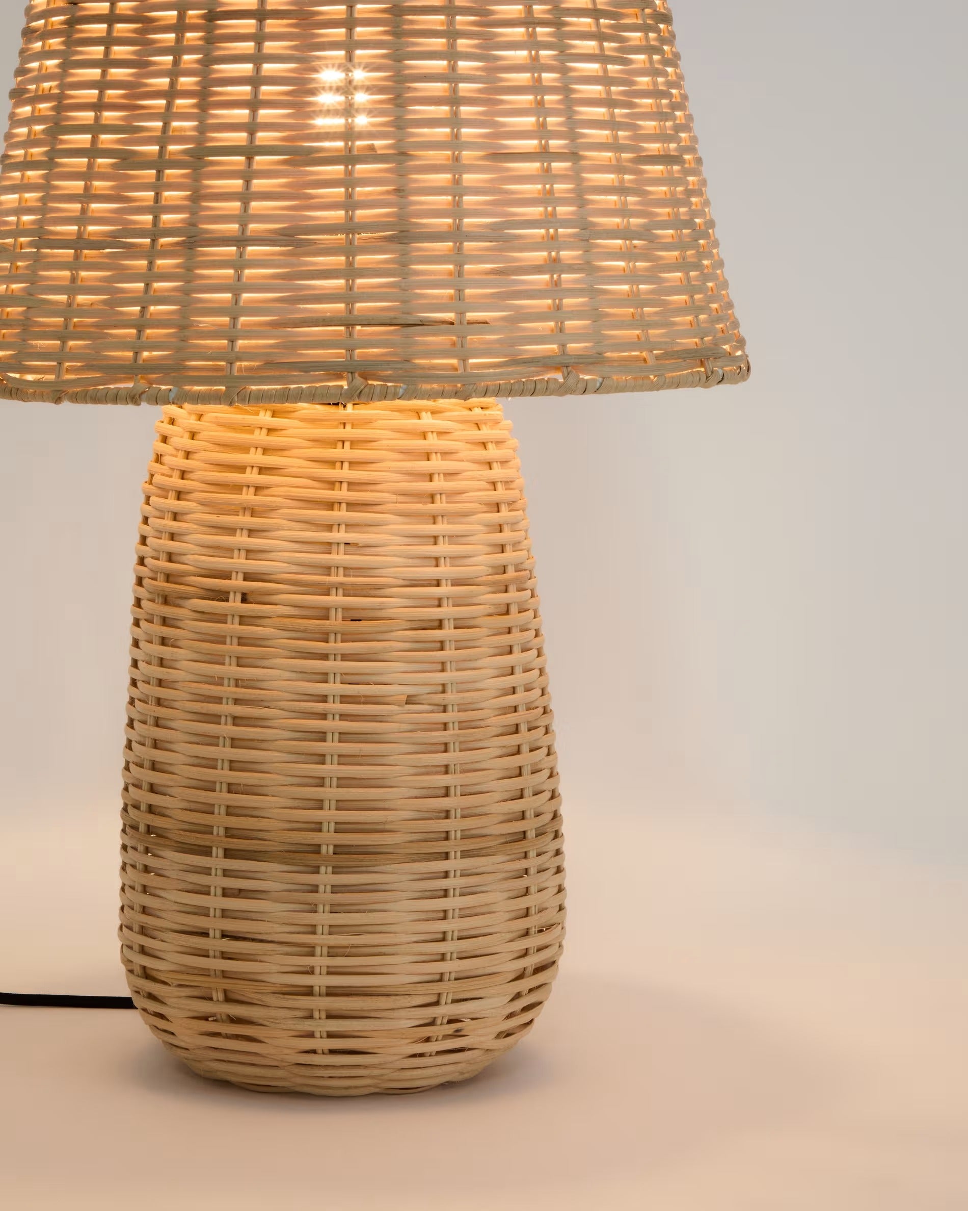 Lampa stołowa NEUDA rattan