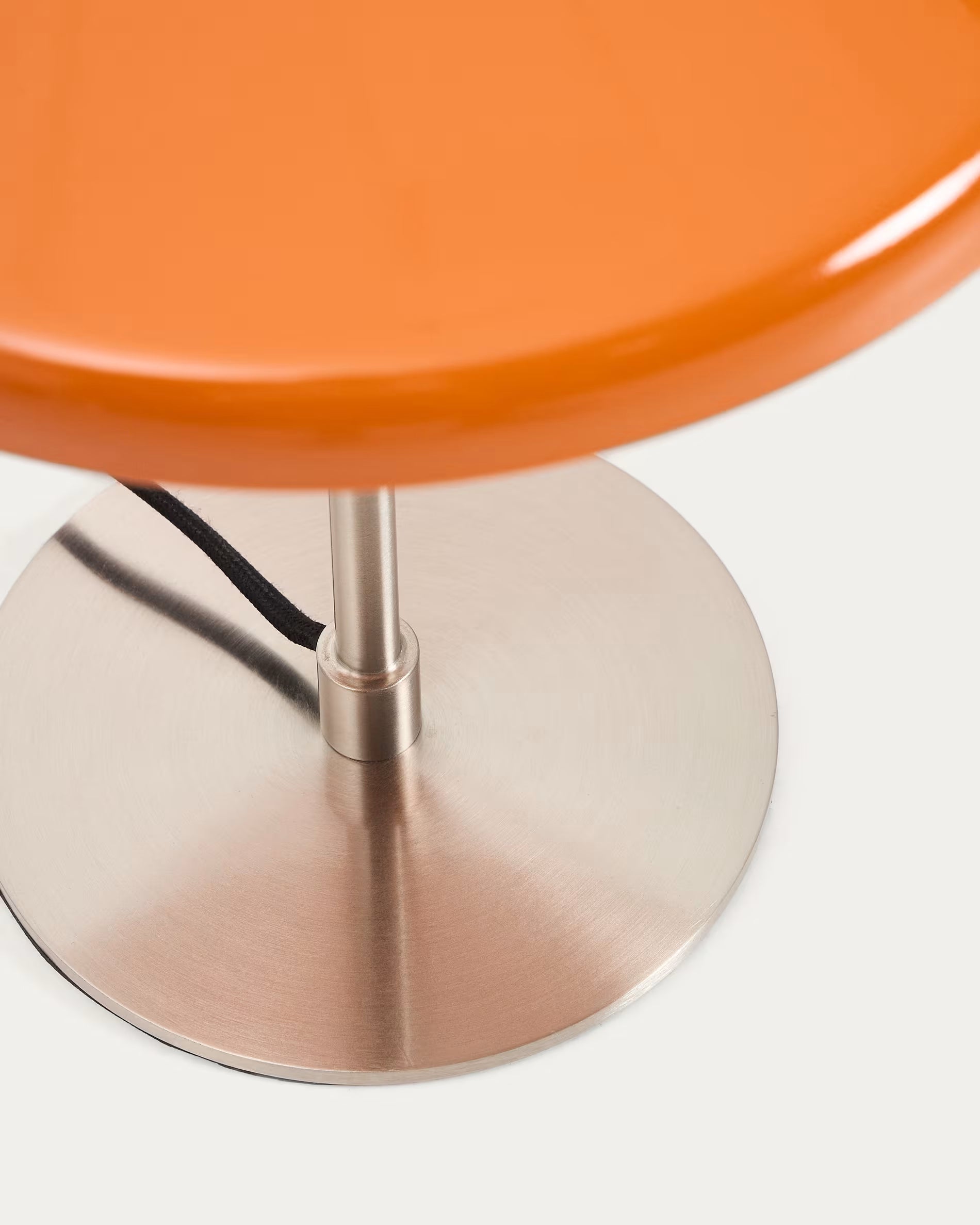 Tischlampe NUVIRA orange mit silbernem Fuß