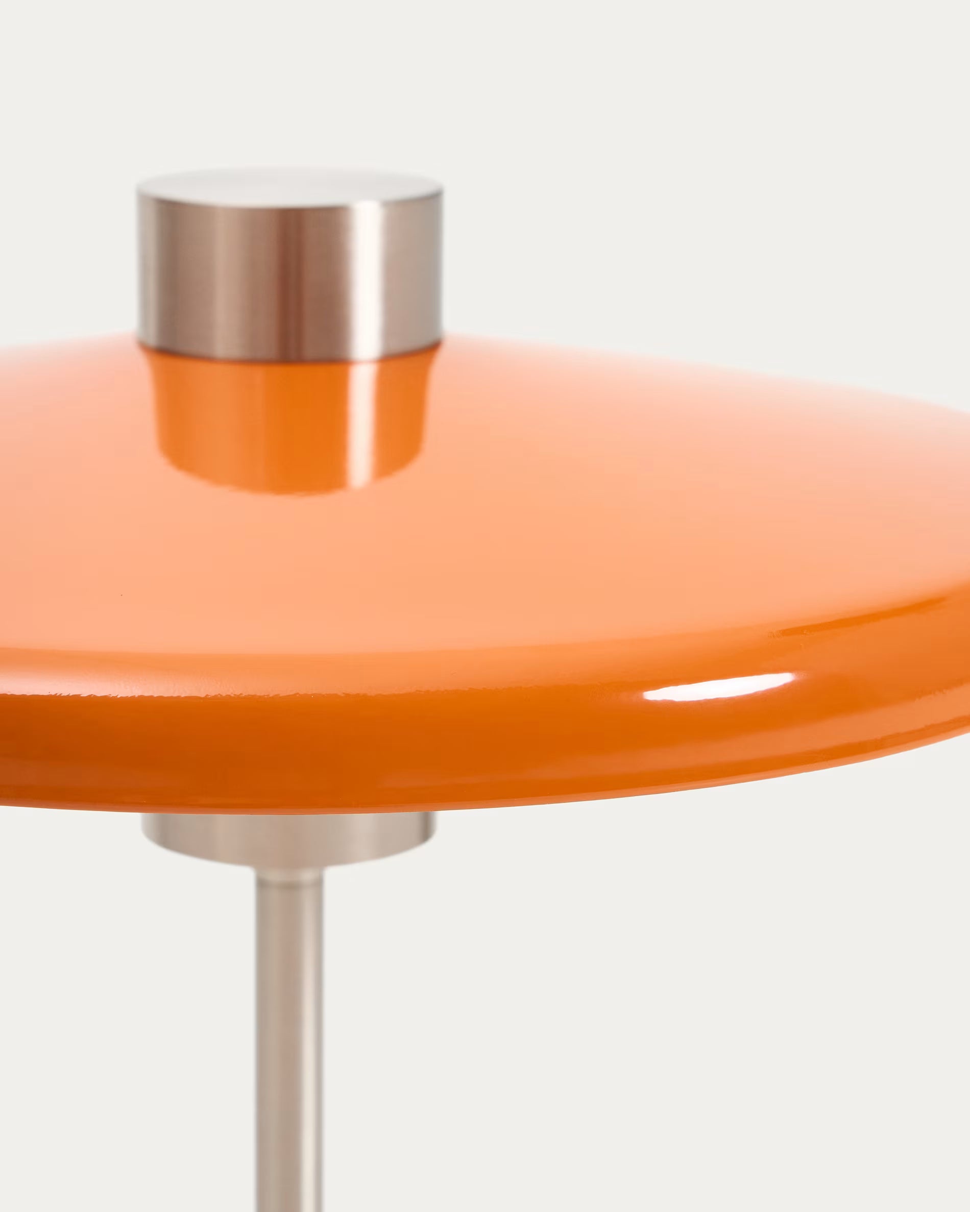 Tischlampe NUVIRA orange mit silbernem Fuß