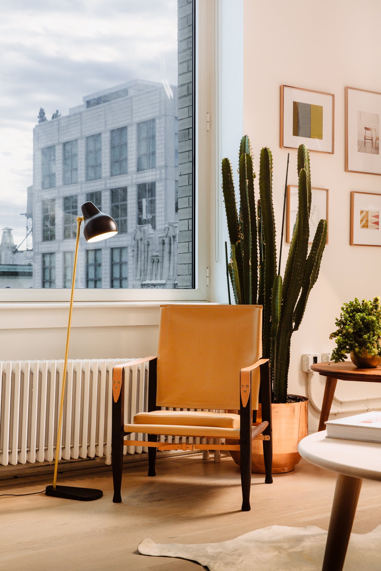 Stehlampe VL 38 schwarz mit goldener Veredelung