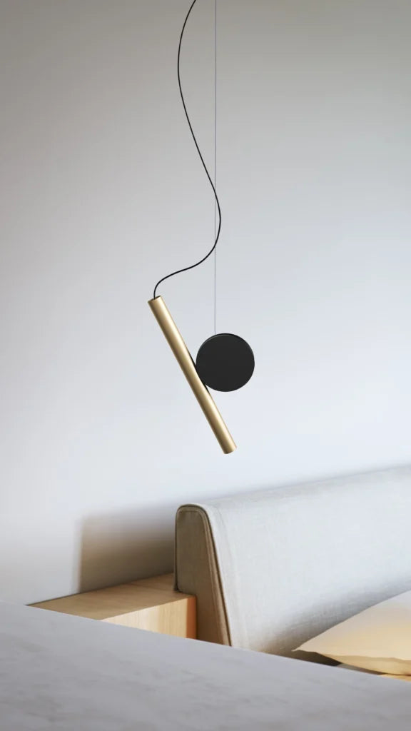 Hängende Lampe ist Messing mit Schwarz