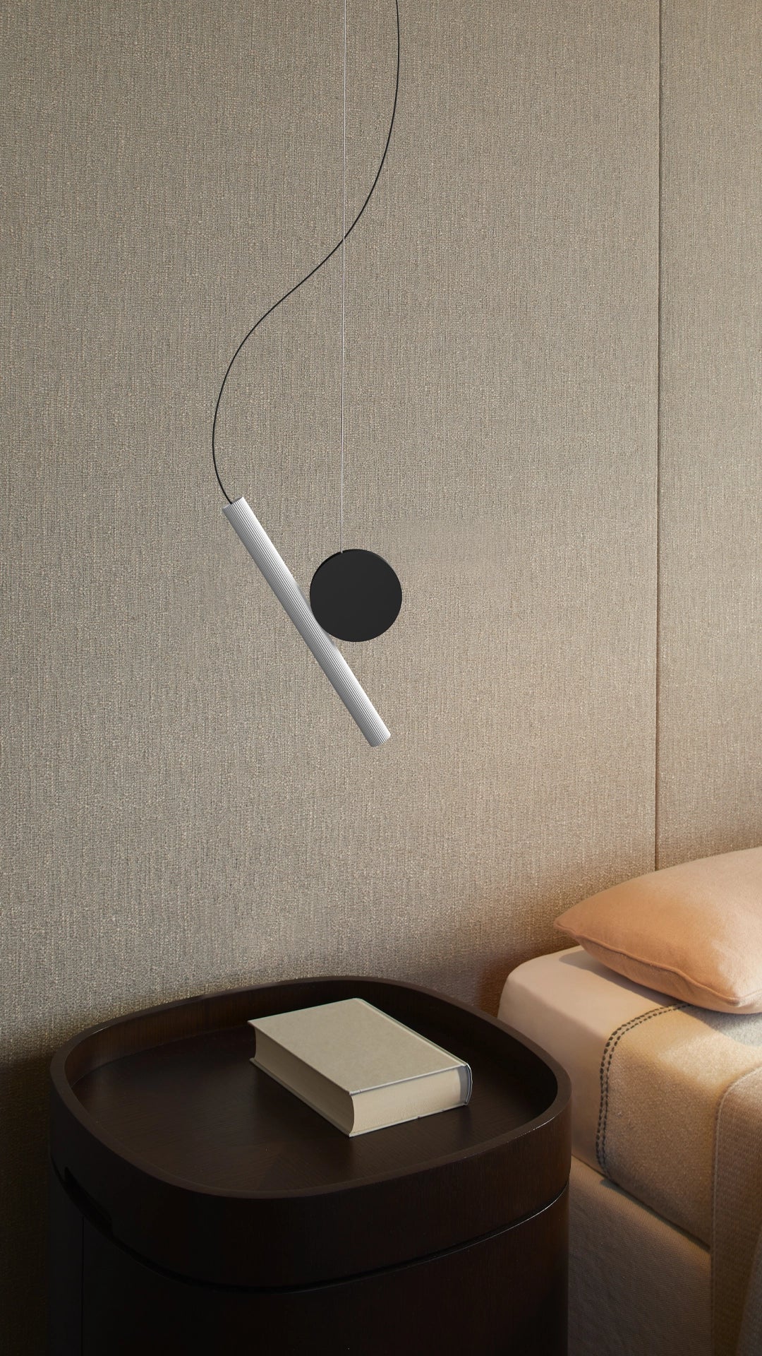 Hängende Lampe ist Messing mit Schwarz