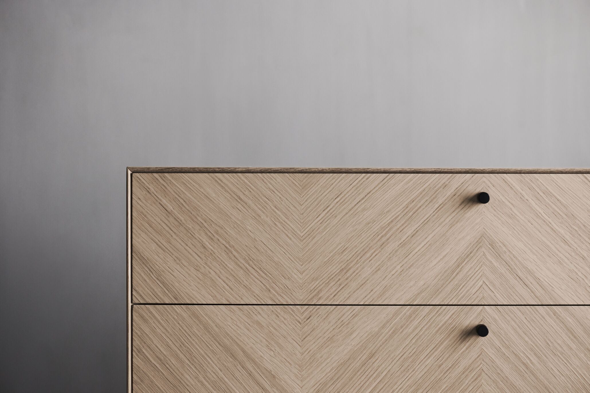 Luxe chest of drawers black oak wood with a black base