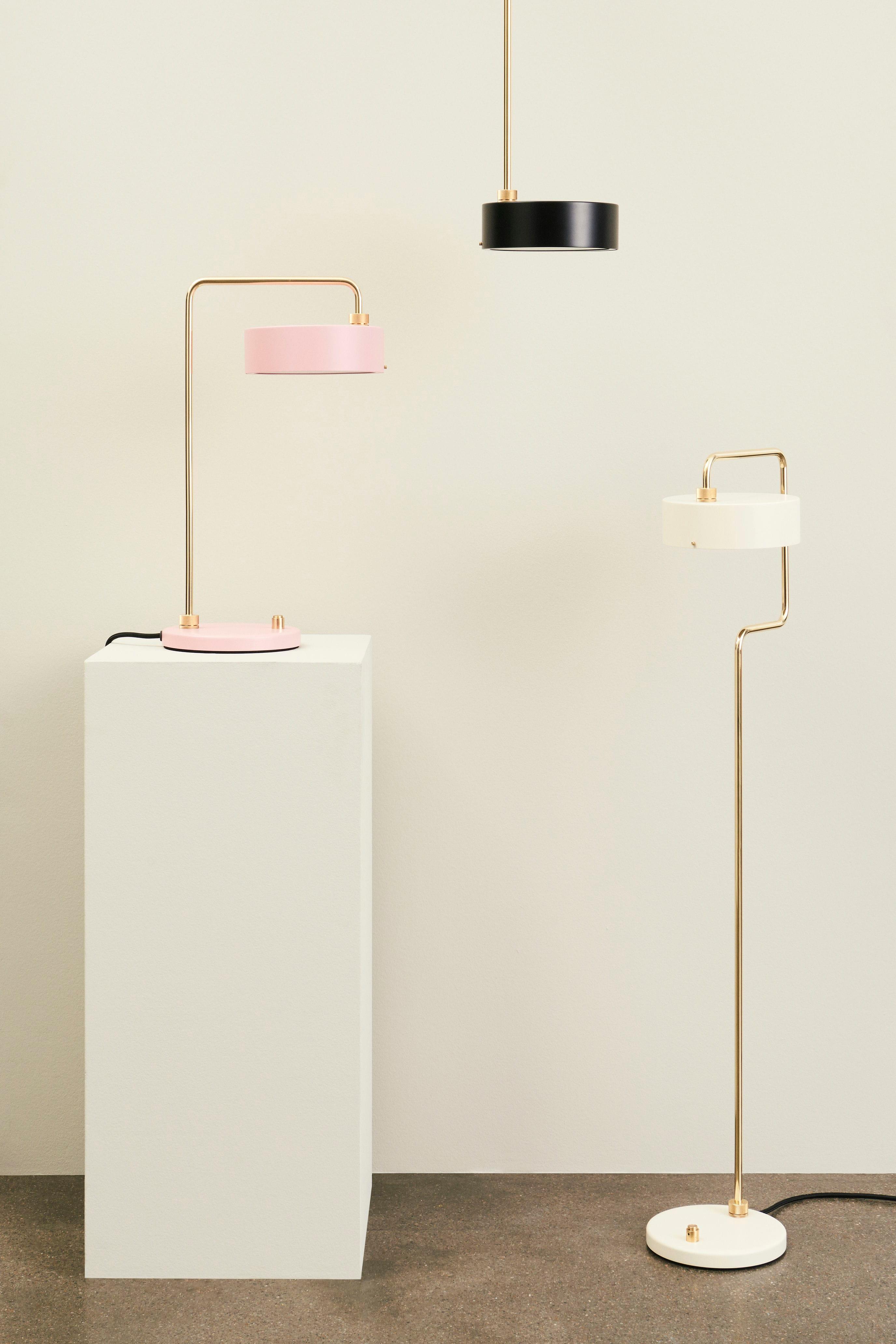 Zierliche Maschine schwarze Stehlampe