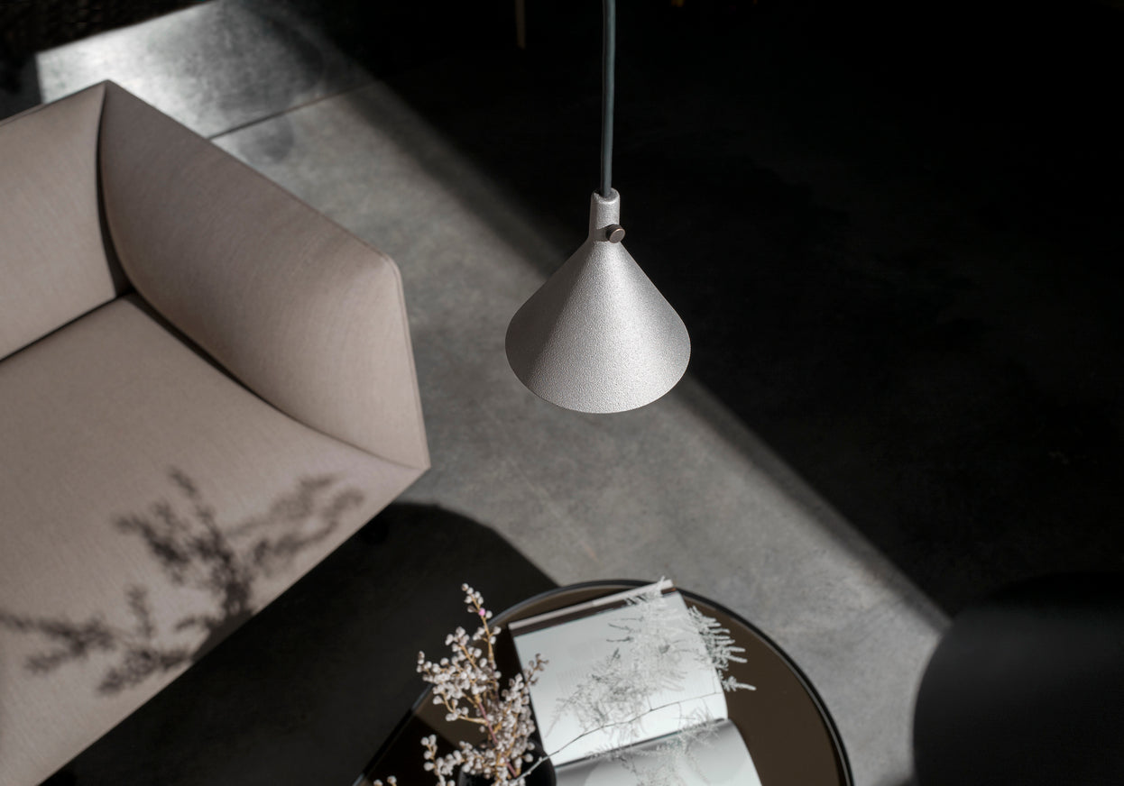 Couchtisch NONO beige Glas mit schwarzem Gestell
