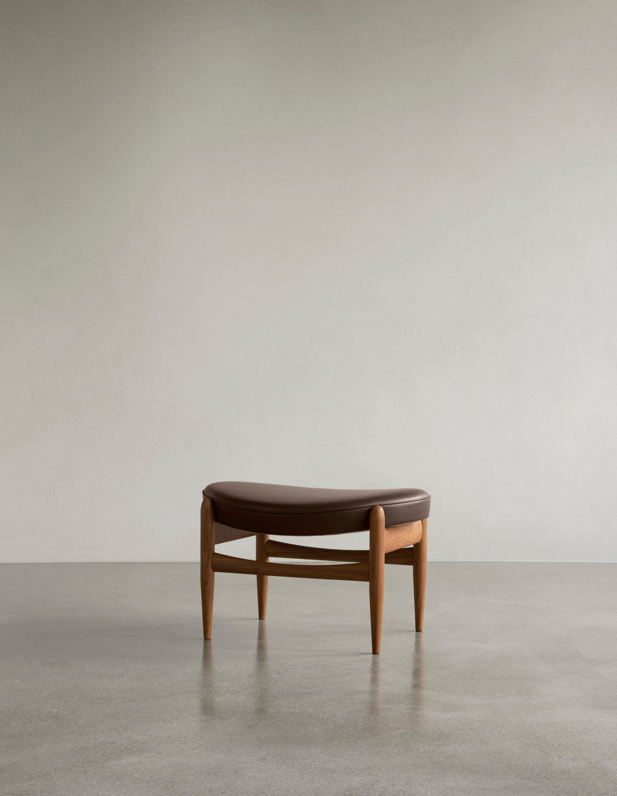 Fußhocker ELIZABETH braunes Leder mit Nussbaumfuß