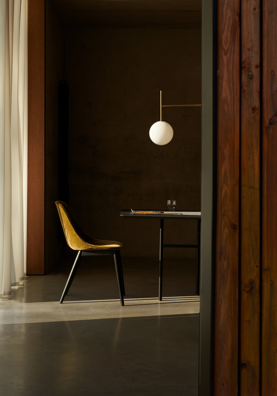 HARBOUR chair in cognac leather with oak base