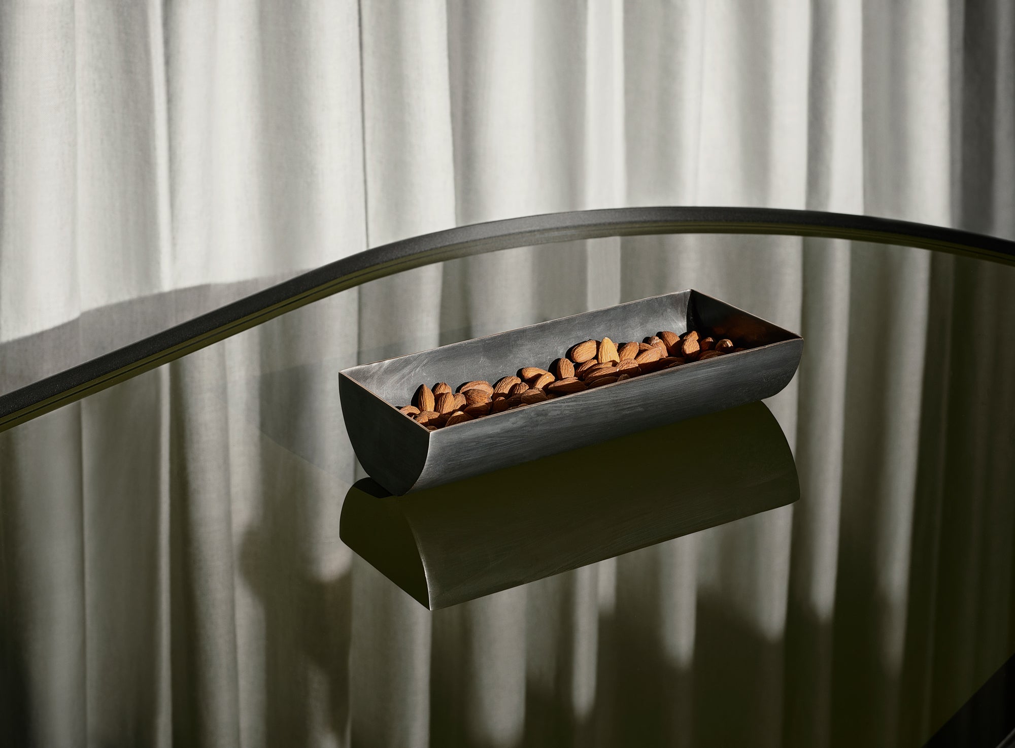 Couchtisch NONO beige Glas mit schwarzem Gestell