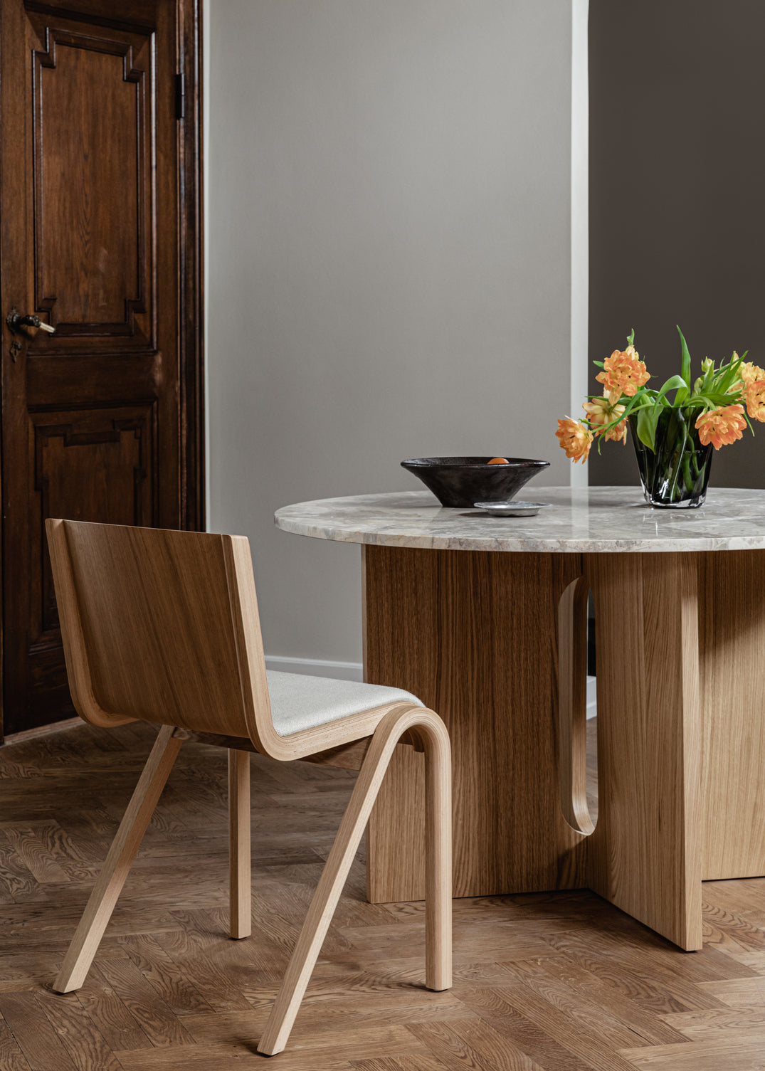 Round table ANDROGYNE beige marble with oak base