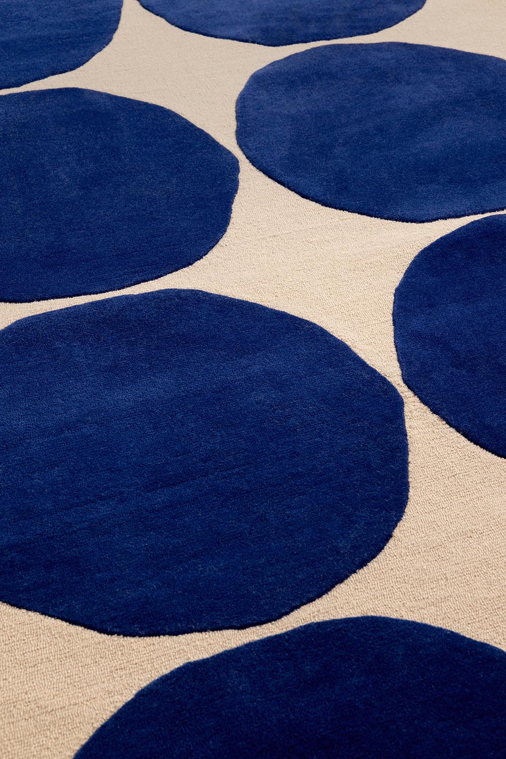 Isotblauer Kivet Teppich mit Beige