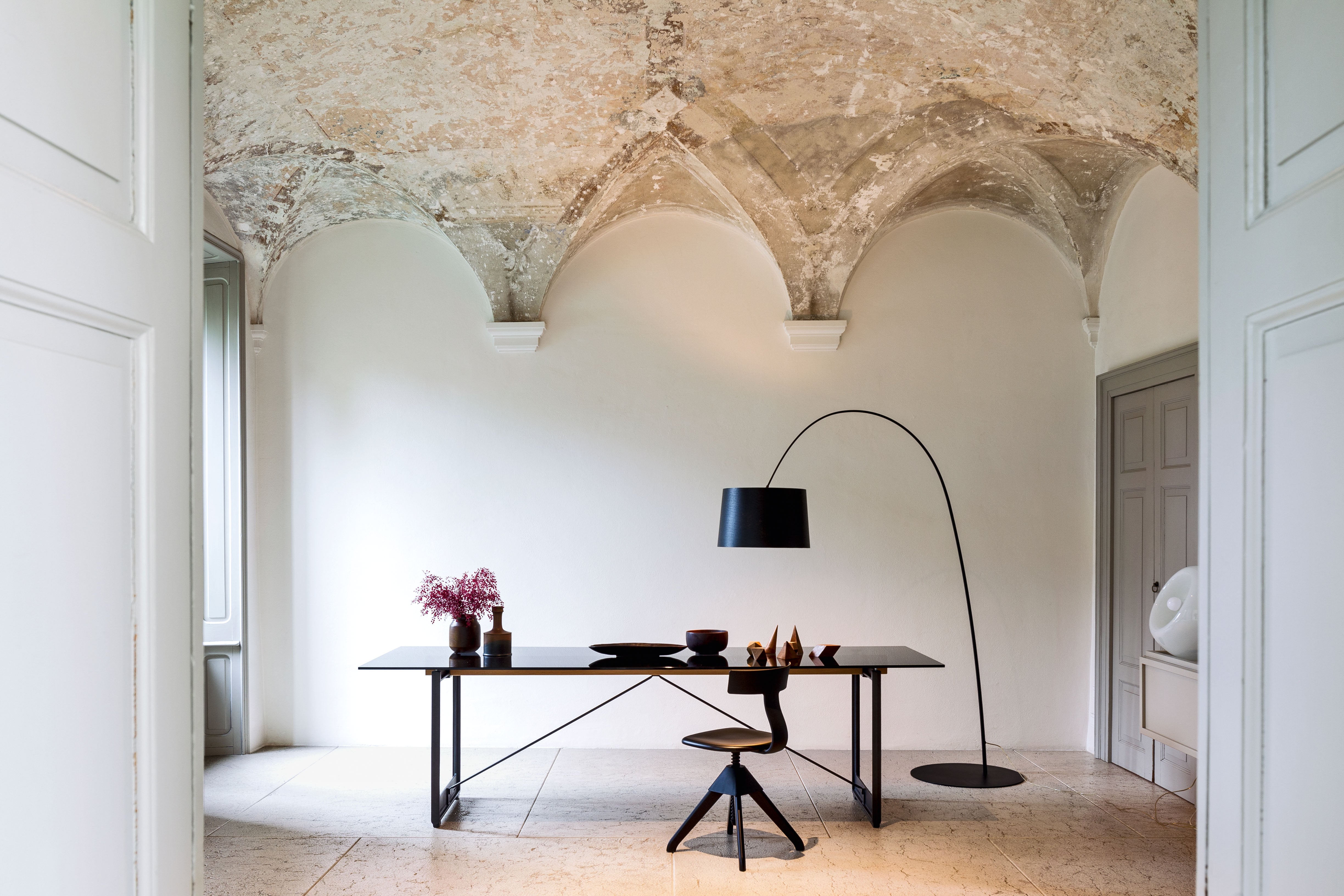 BRUT table with anthracite base
