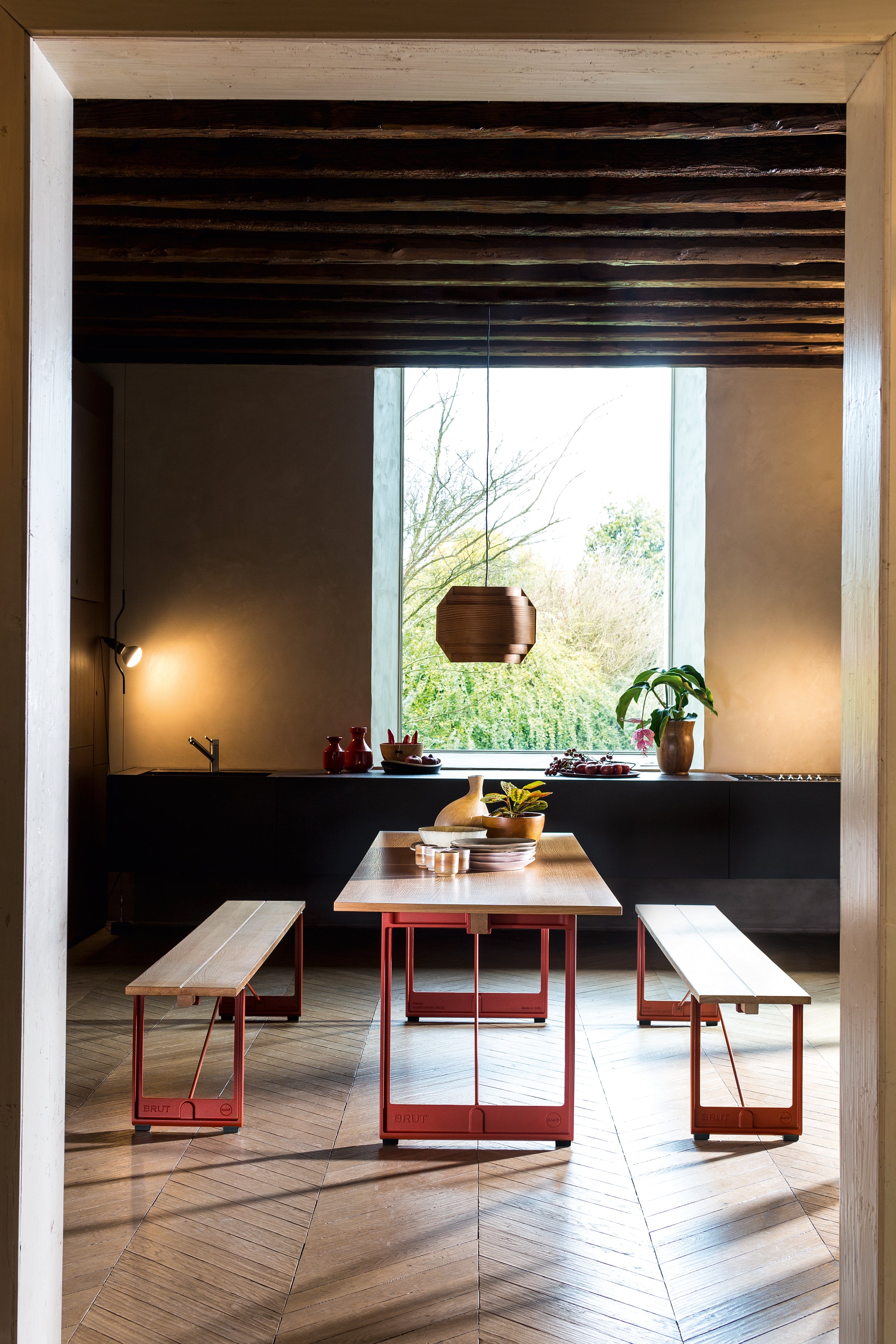 BRUT table with anthracite base