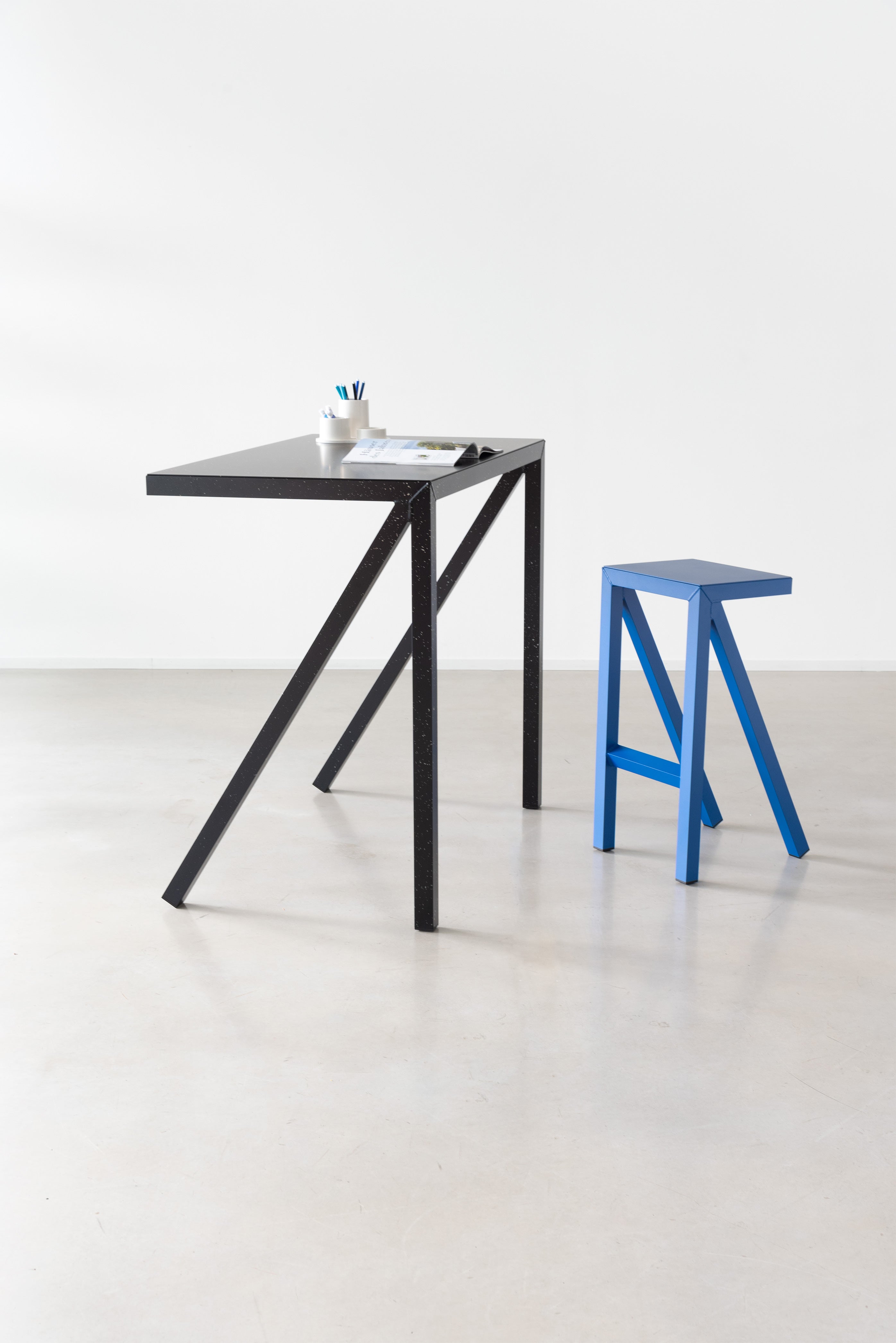 BUREAURAMA black desk with white