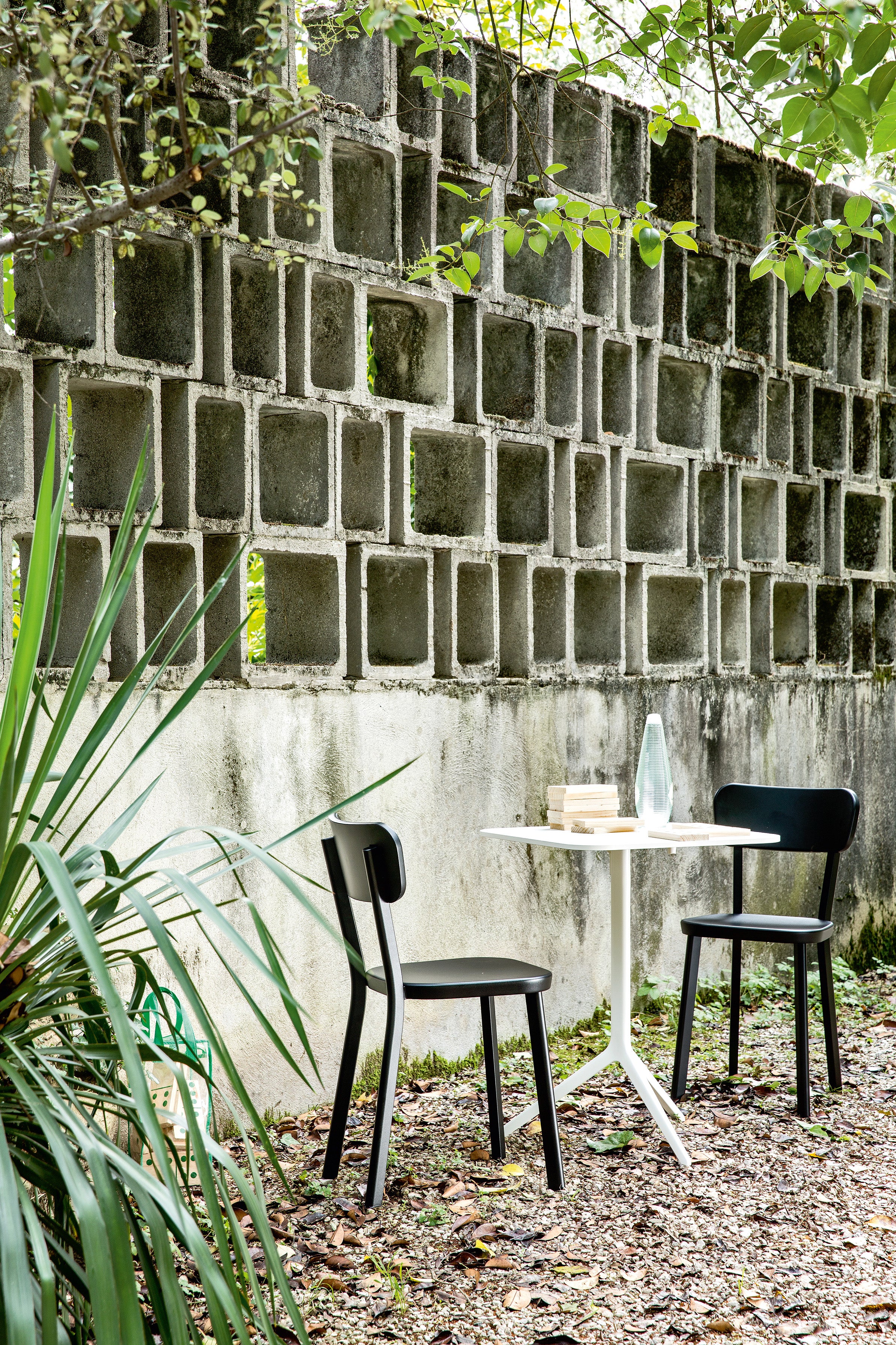 Round outdoor table CENTRAL black
