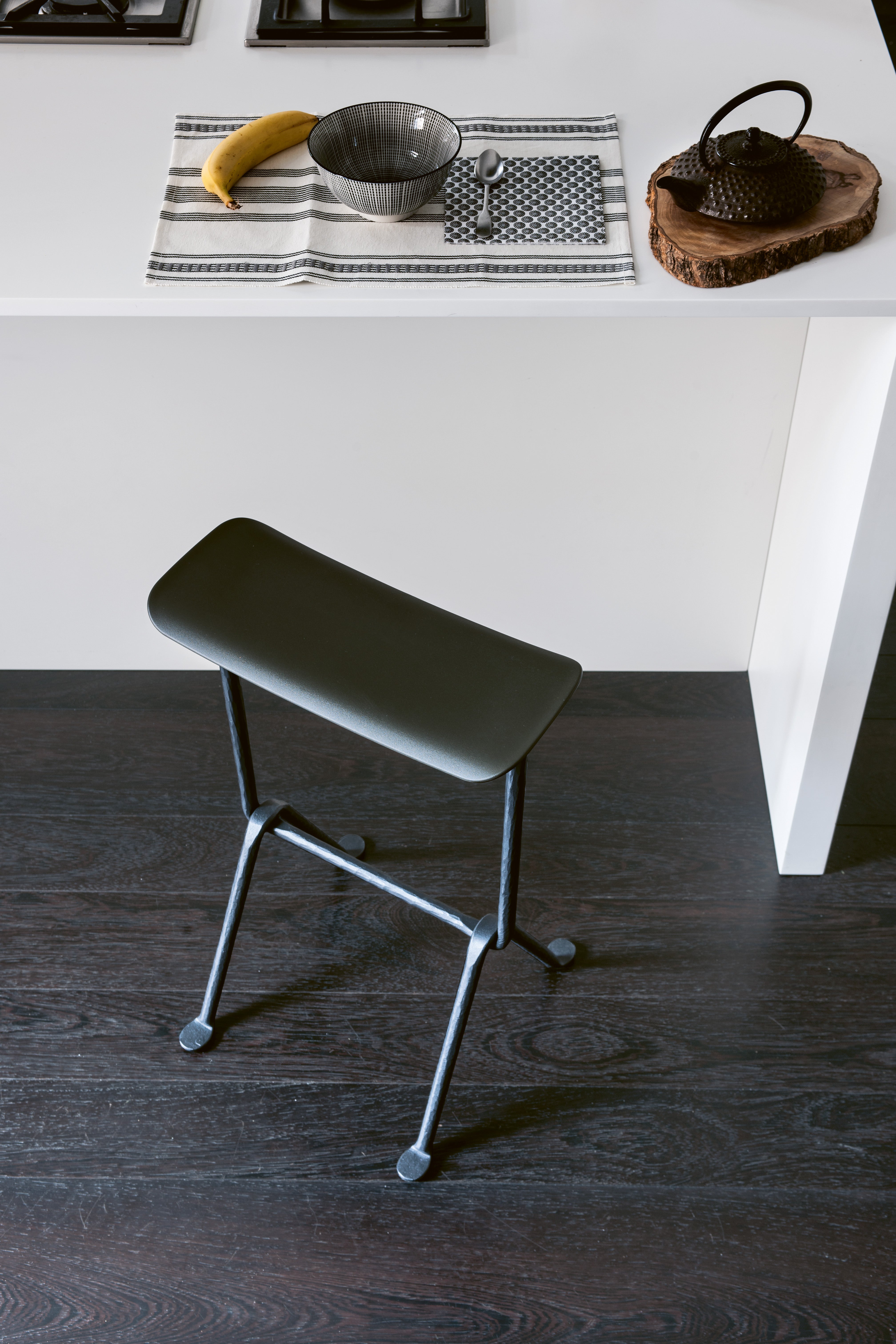 OFFICINA bar stool with anthracite base and black seat
