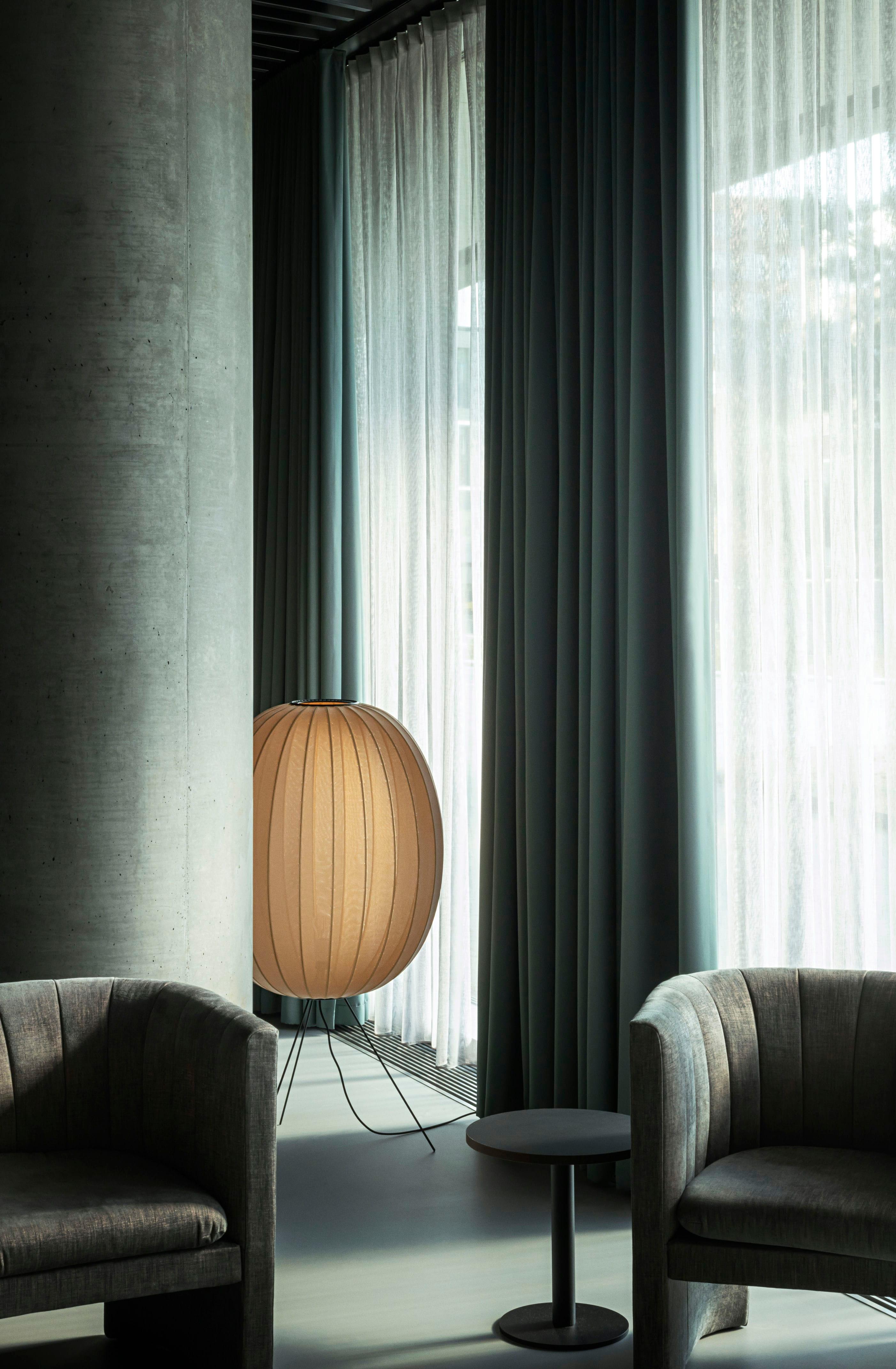 KNIT-WIT blue tripod floor lamp