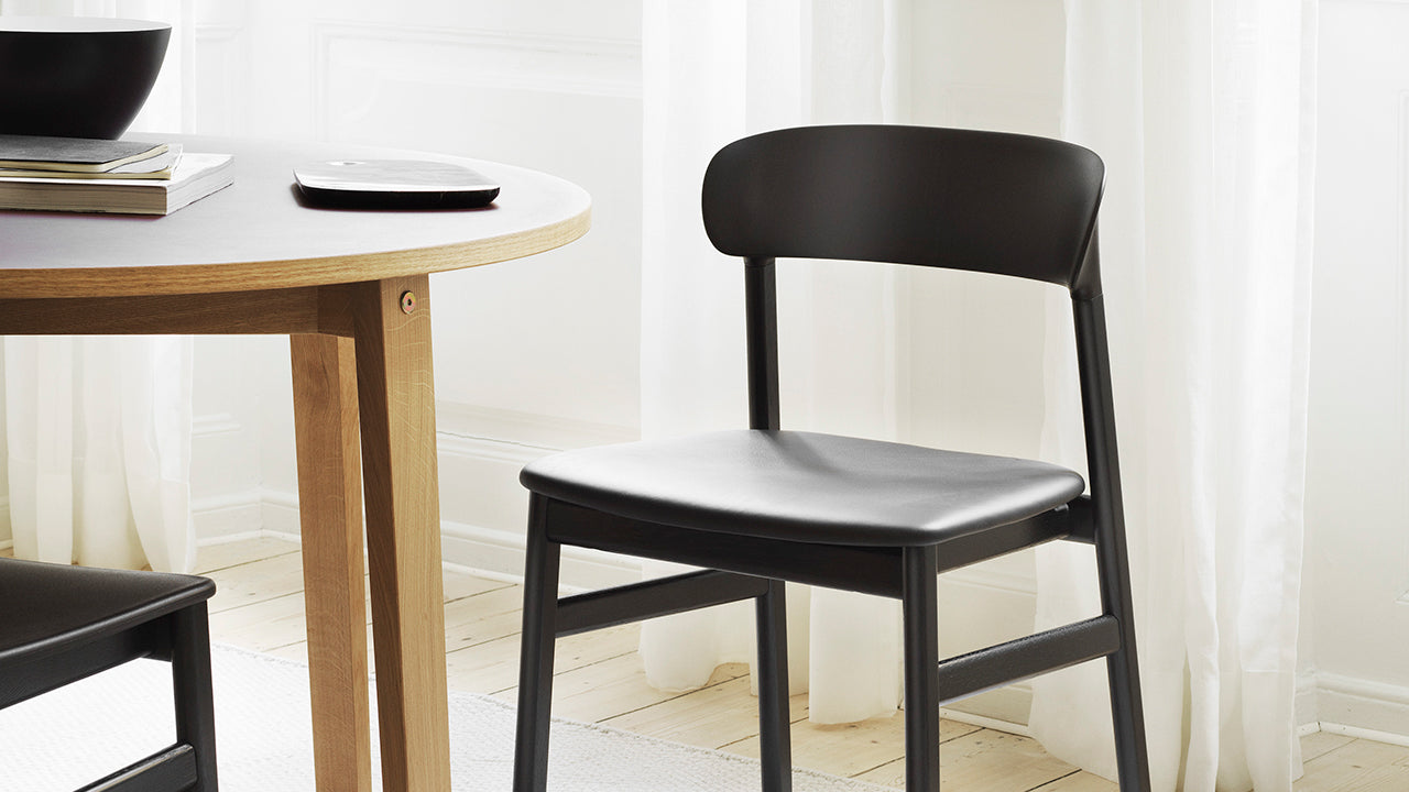 Herit gray chair with a natural oak base