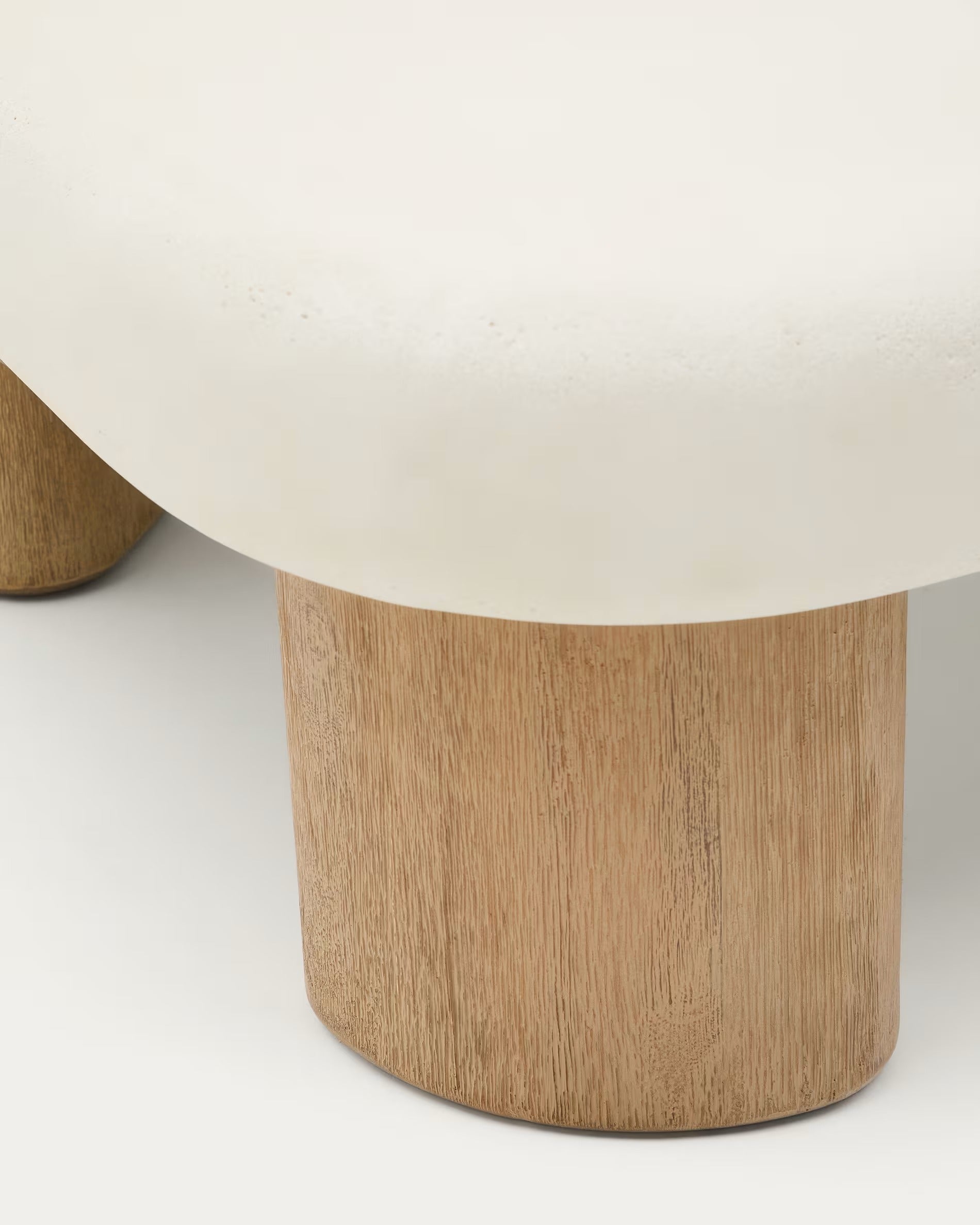 LABRA Outdoor-Couchtisch aus Zement und Akazienholz 