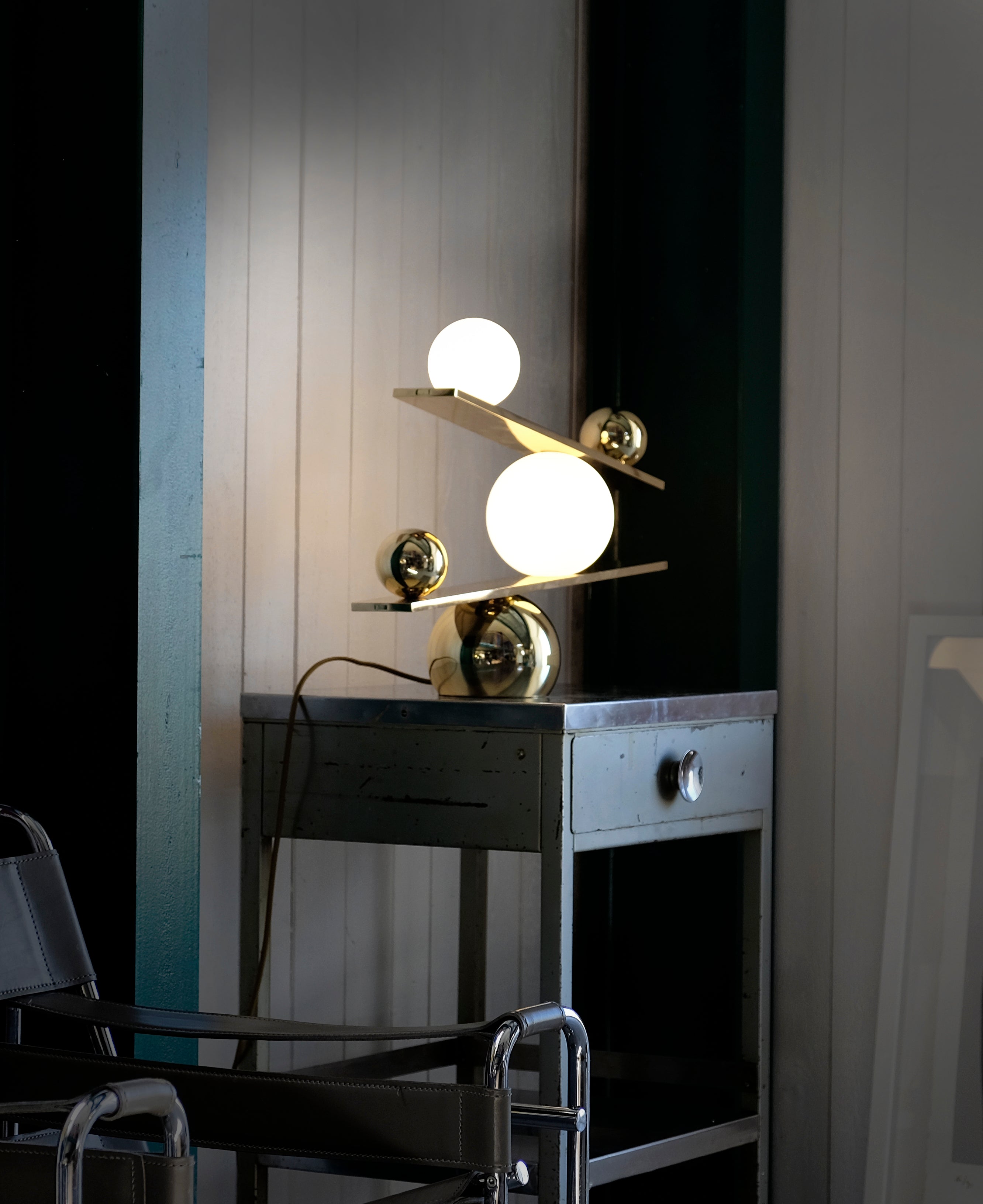 BALANCE brass table lamp