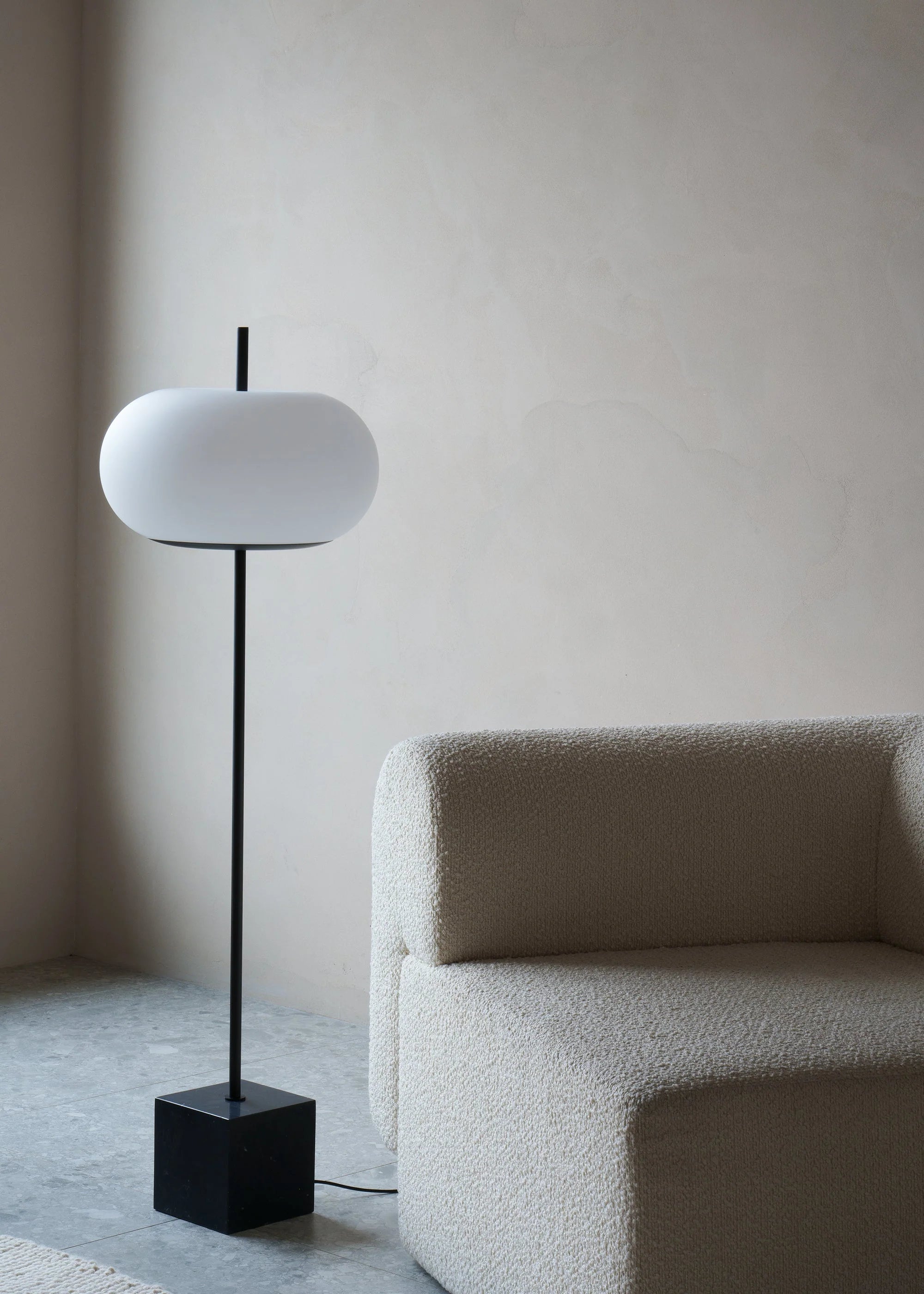 Stehlampe PIU schwarzer Marmor