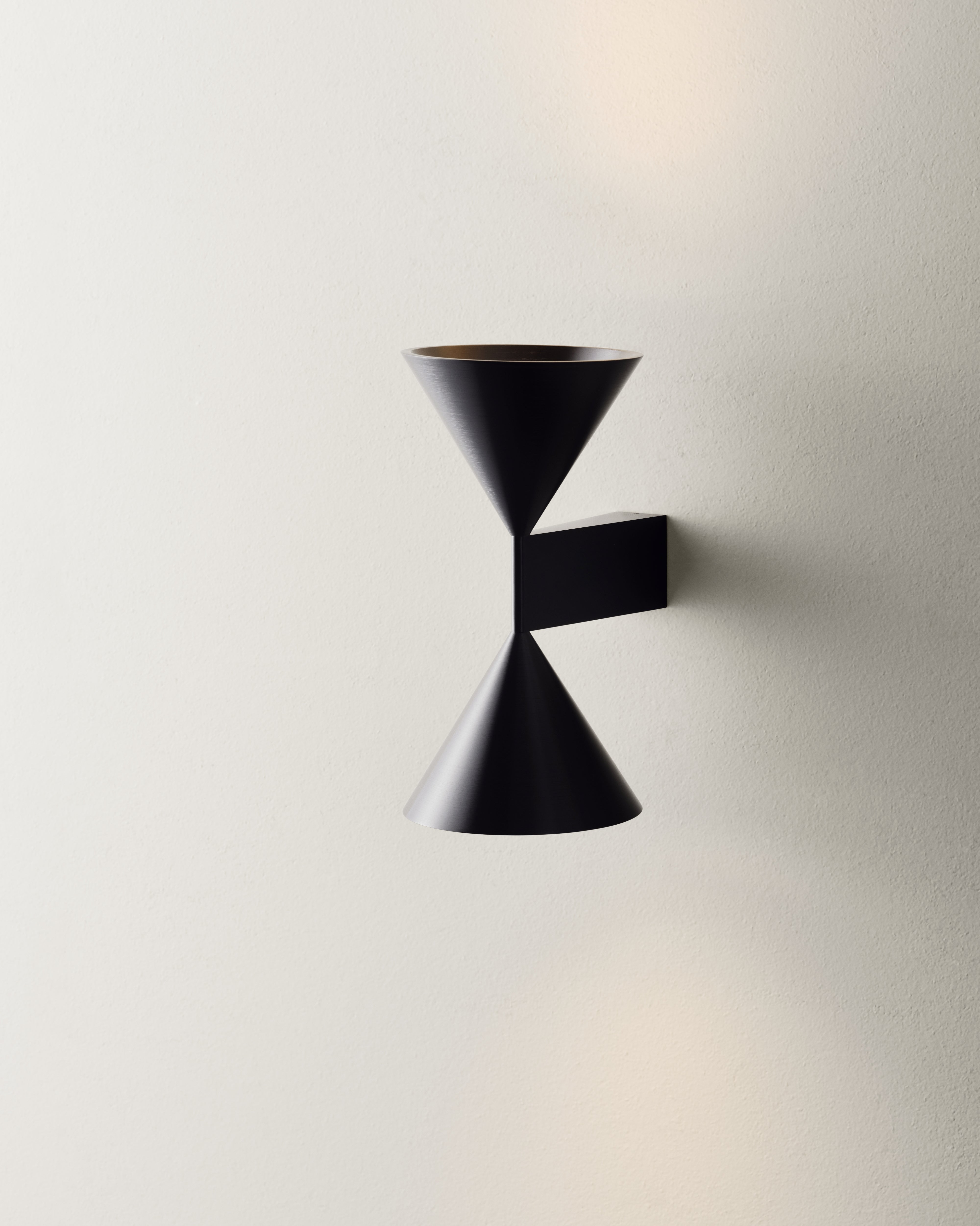 APOLLO GRAND Black Wall Lamp