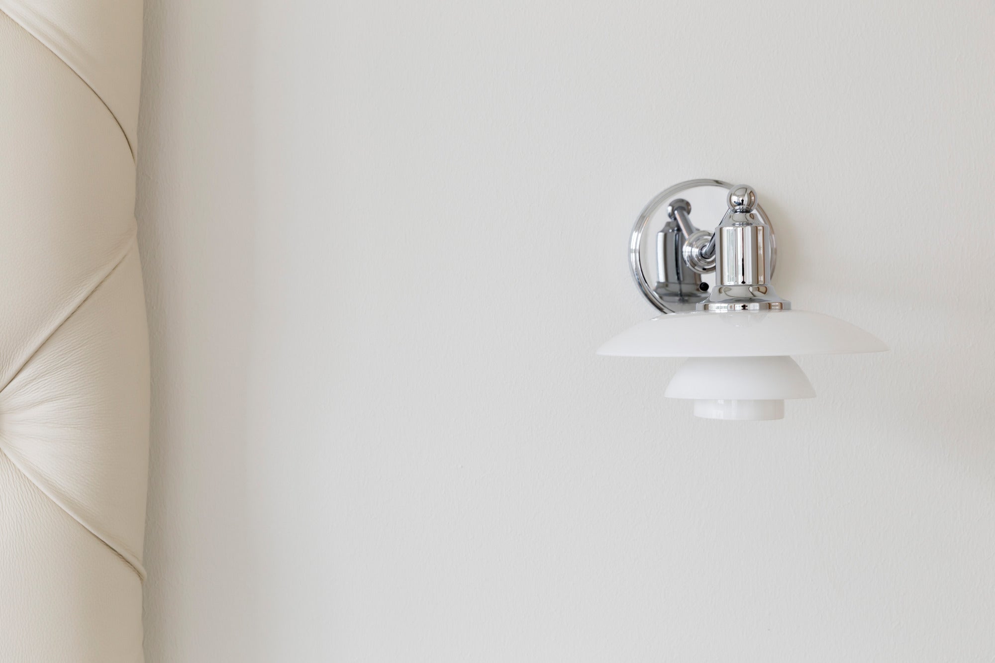 Wandleuchte PH 2/1 weiß mit verchromtem Sockel