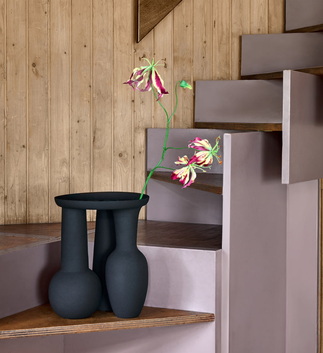 ROMAN VASE & PLATE black